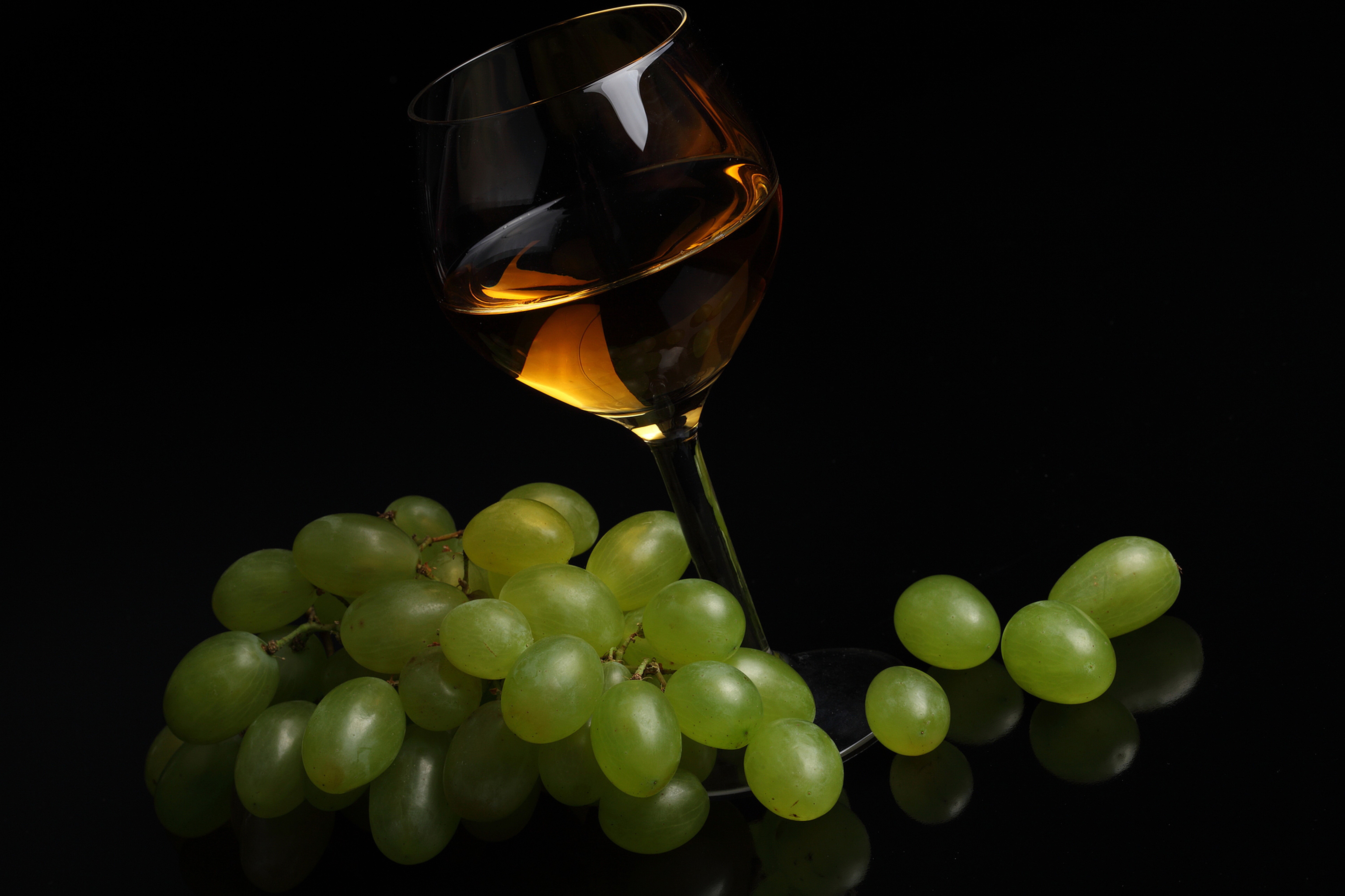 White Wine in a Glass with Green Grapes on Black Background HD Wallpaper