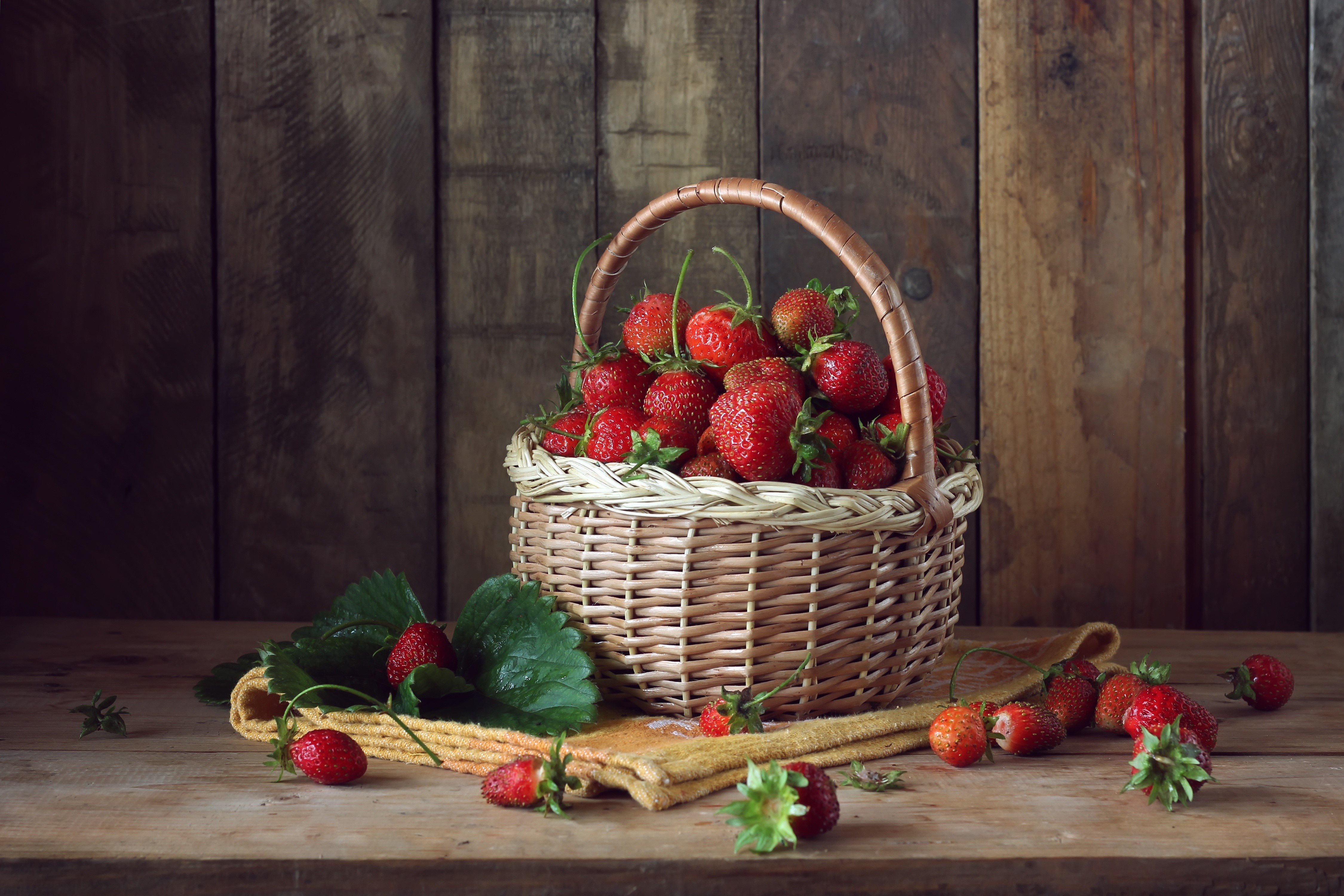 Strawberries in a wicker basket HD Wallpaper