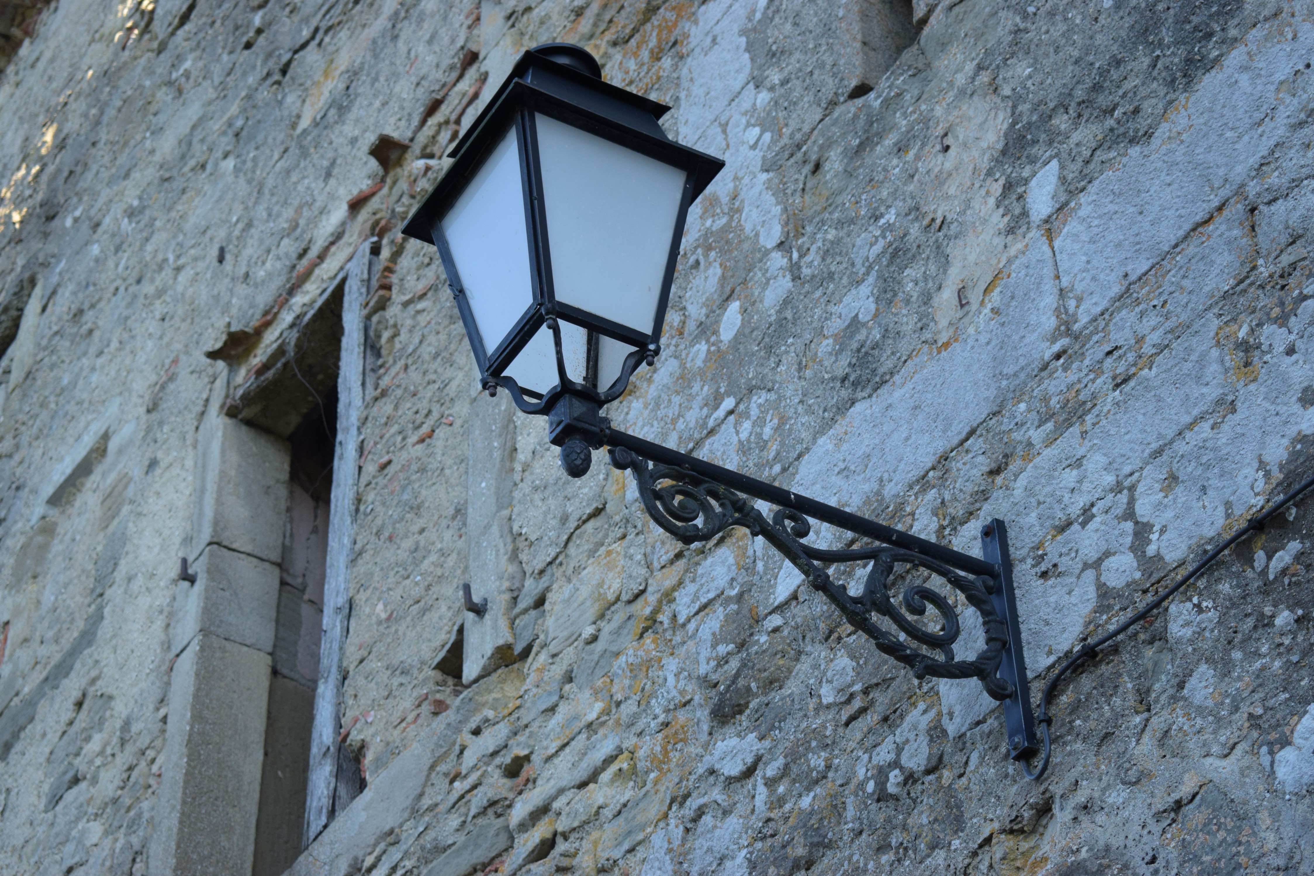Retro wall lantern on a stone building HD Wallpaper