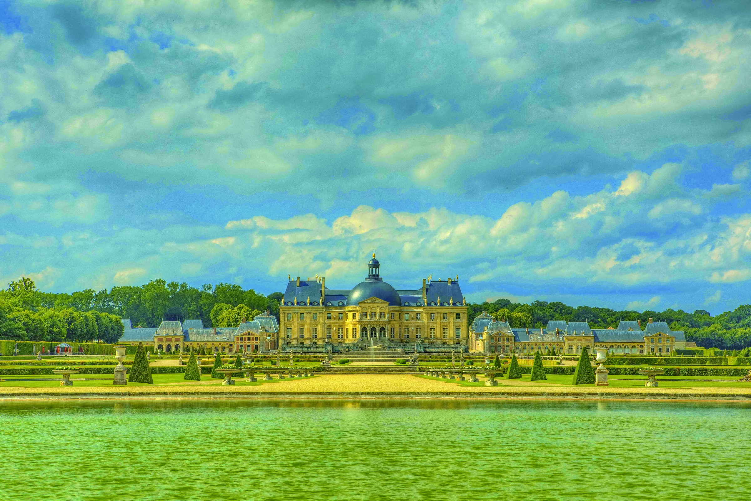 Chateau de Vaux-le-Vicomte with gardens and water in France HD Wallpaper