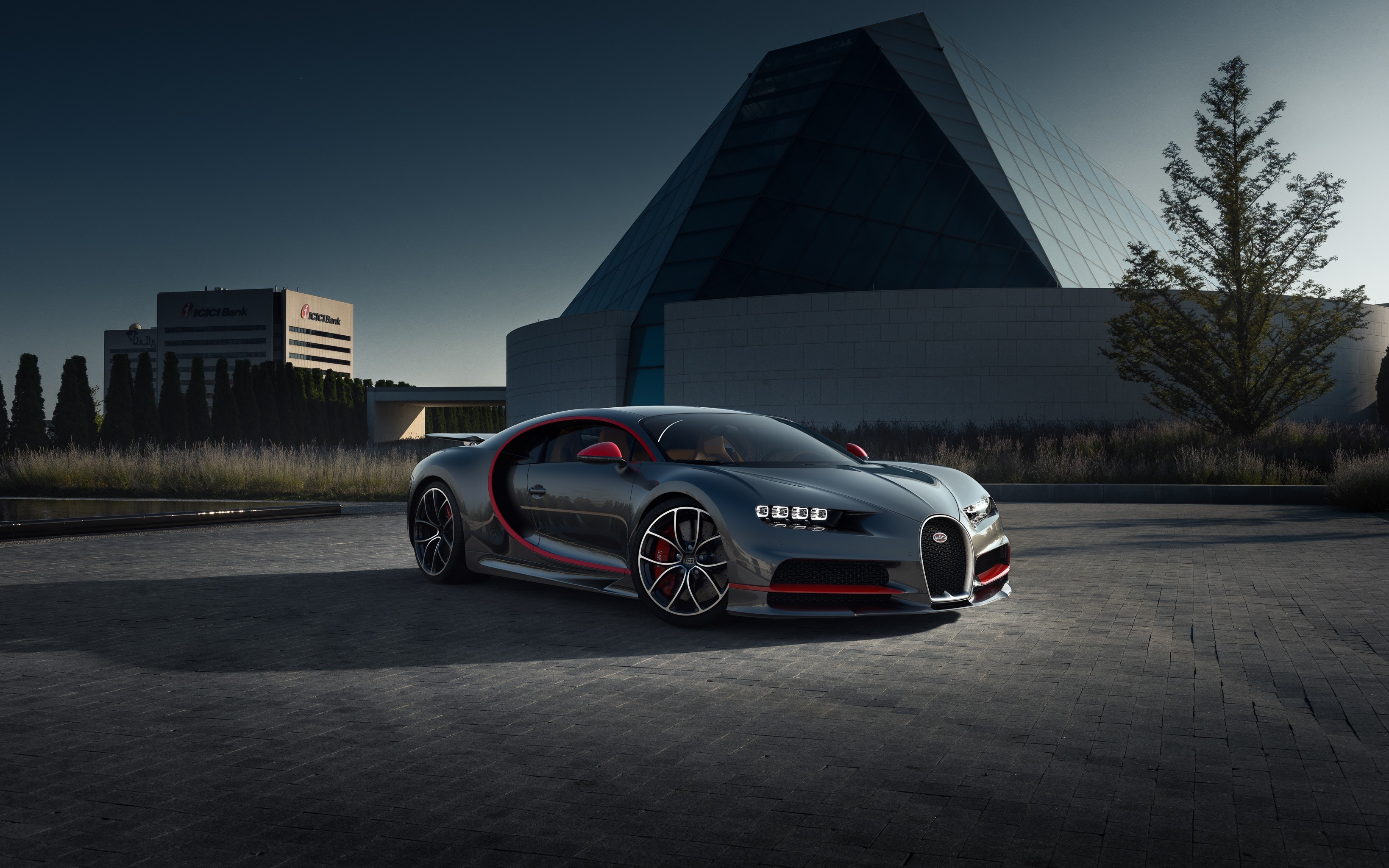Bugatti Chiron Super Sport 300+ in front of a modern building HD Wallpaper