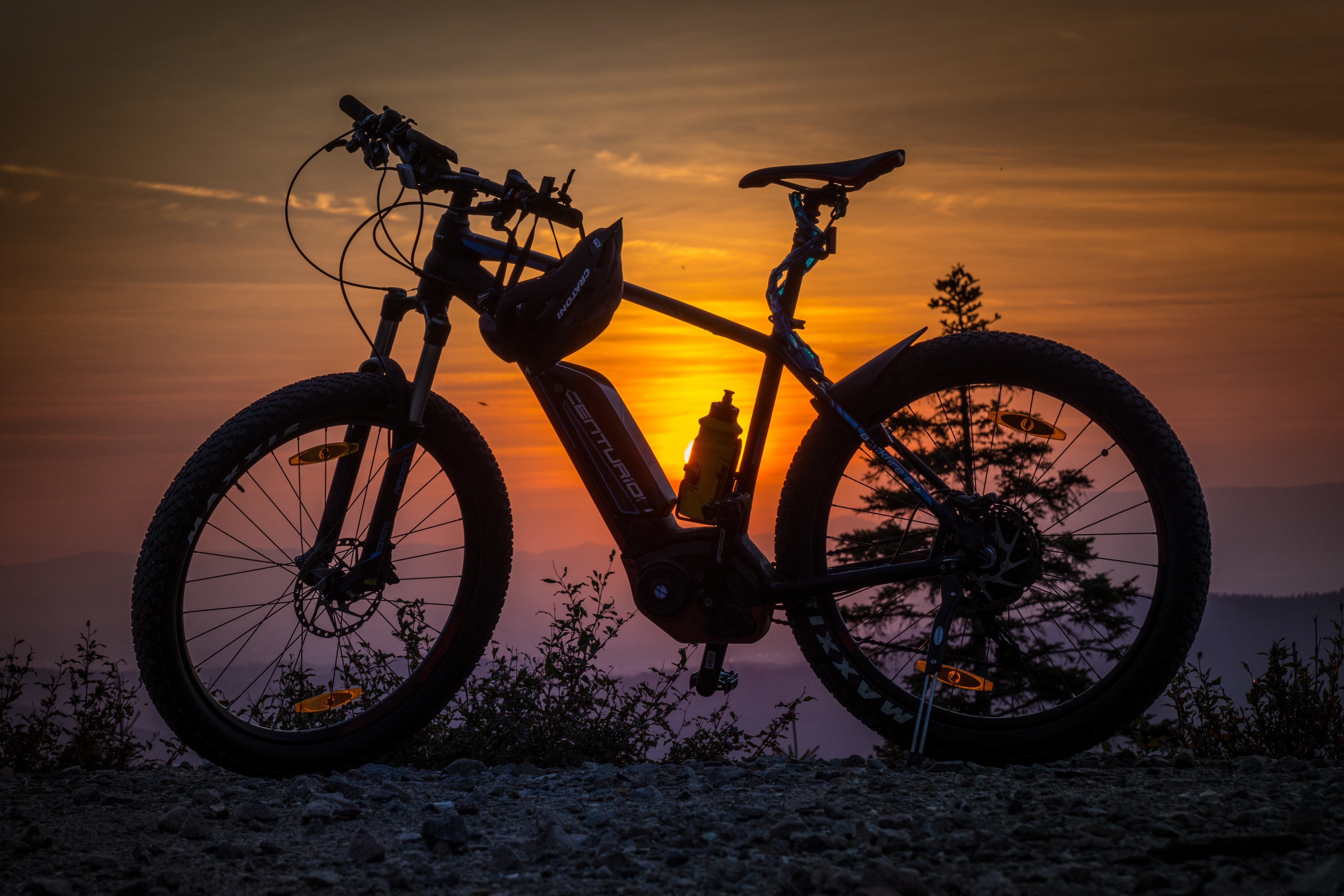 Bicycle silhouetted against a sunset HD Wallpaper