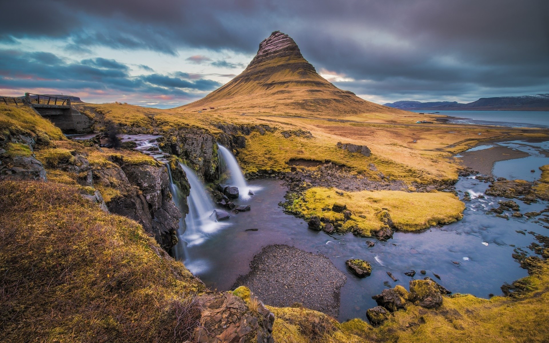 Kirkjufell mountain and Kirkjufellsfoss waterfall in Iceland HD Wallpaper