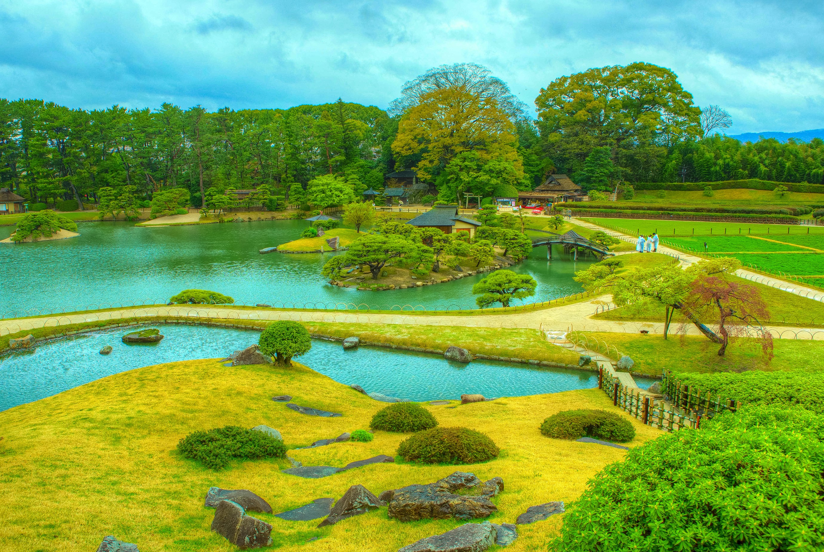Okayama Korakuen Garden with Pond and Traditional Japanese Architecture HD Wallpaper