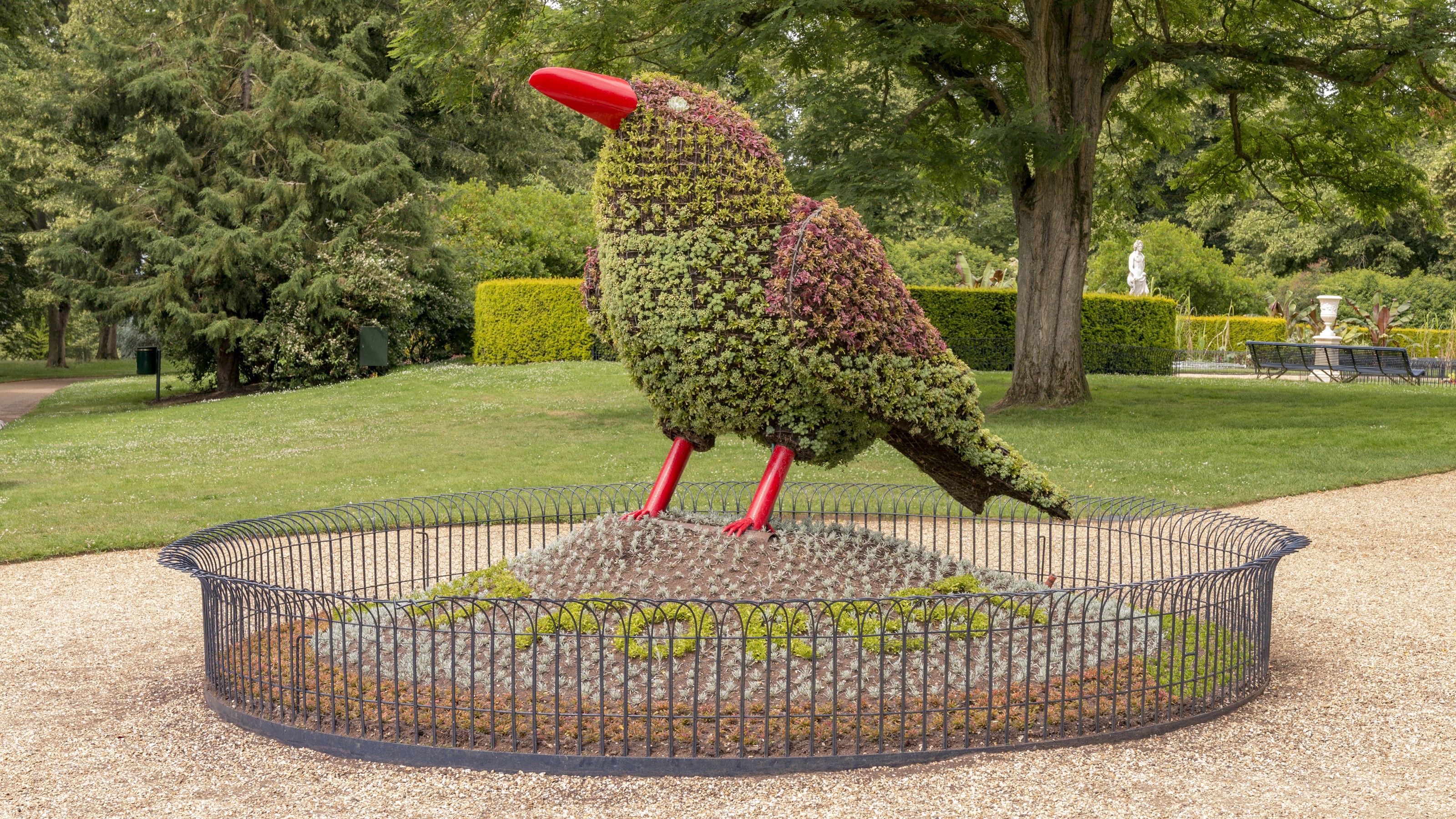 Topiary bird sculpture in Waddesdon Manor gardens, England HD Wallpaper