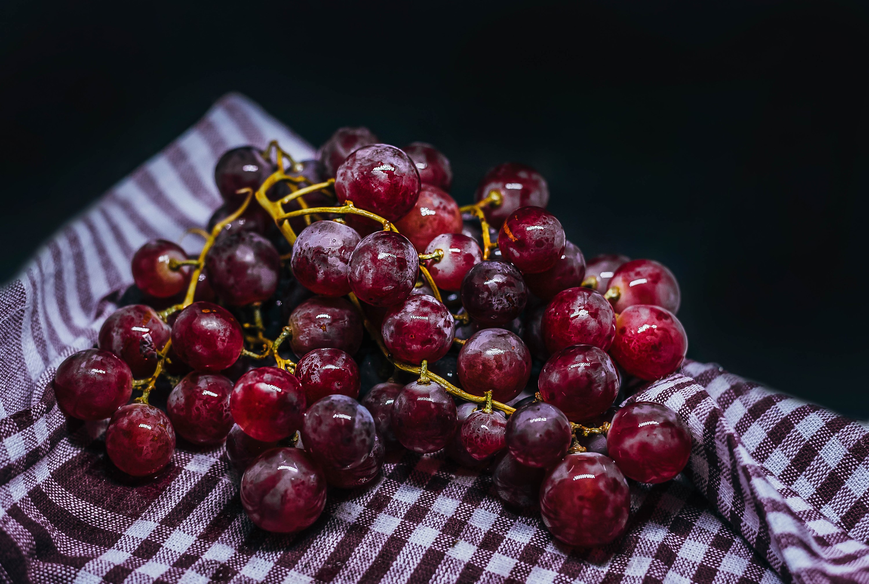 Red grapes on a checkered cloth HD Wallpaper