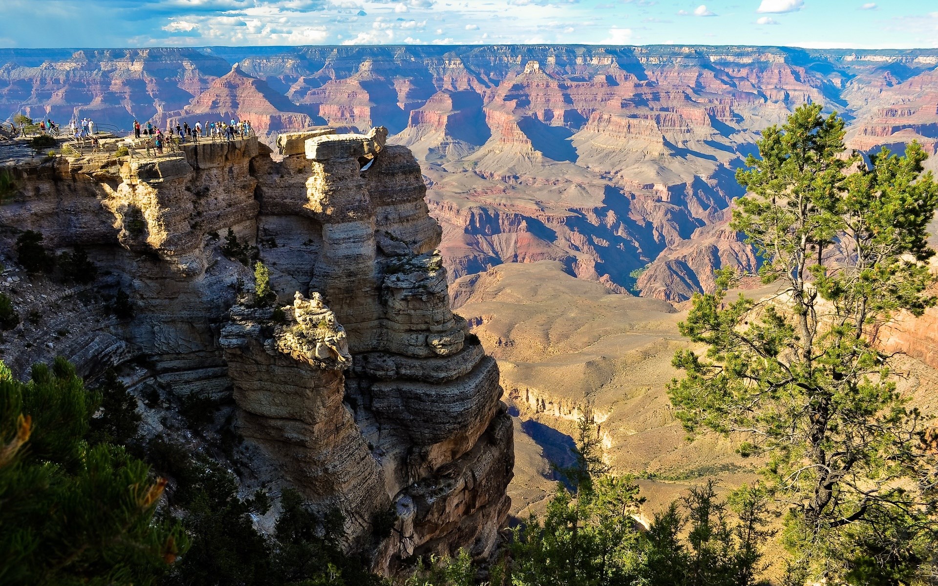 Grand Canyon National Park with tourists HD Wallpaper