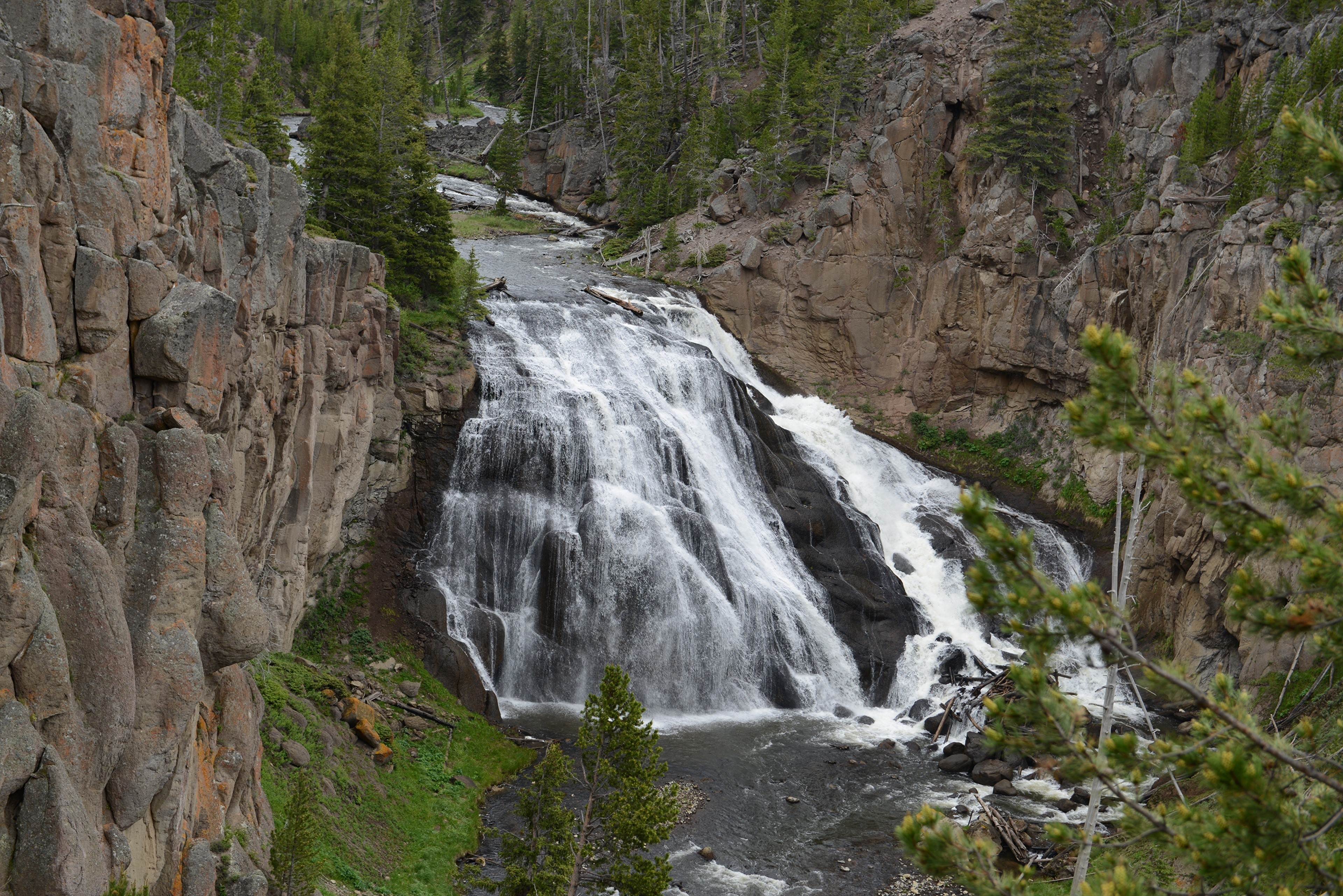 Gibbon Falls Waterfall in Yellowstone National Park, Wyoming, USA HD Wallpaper