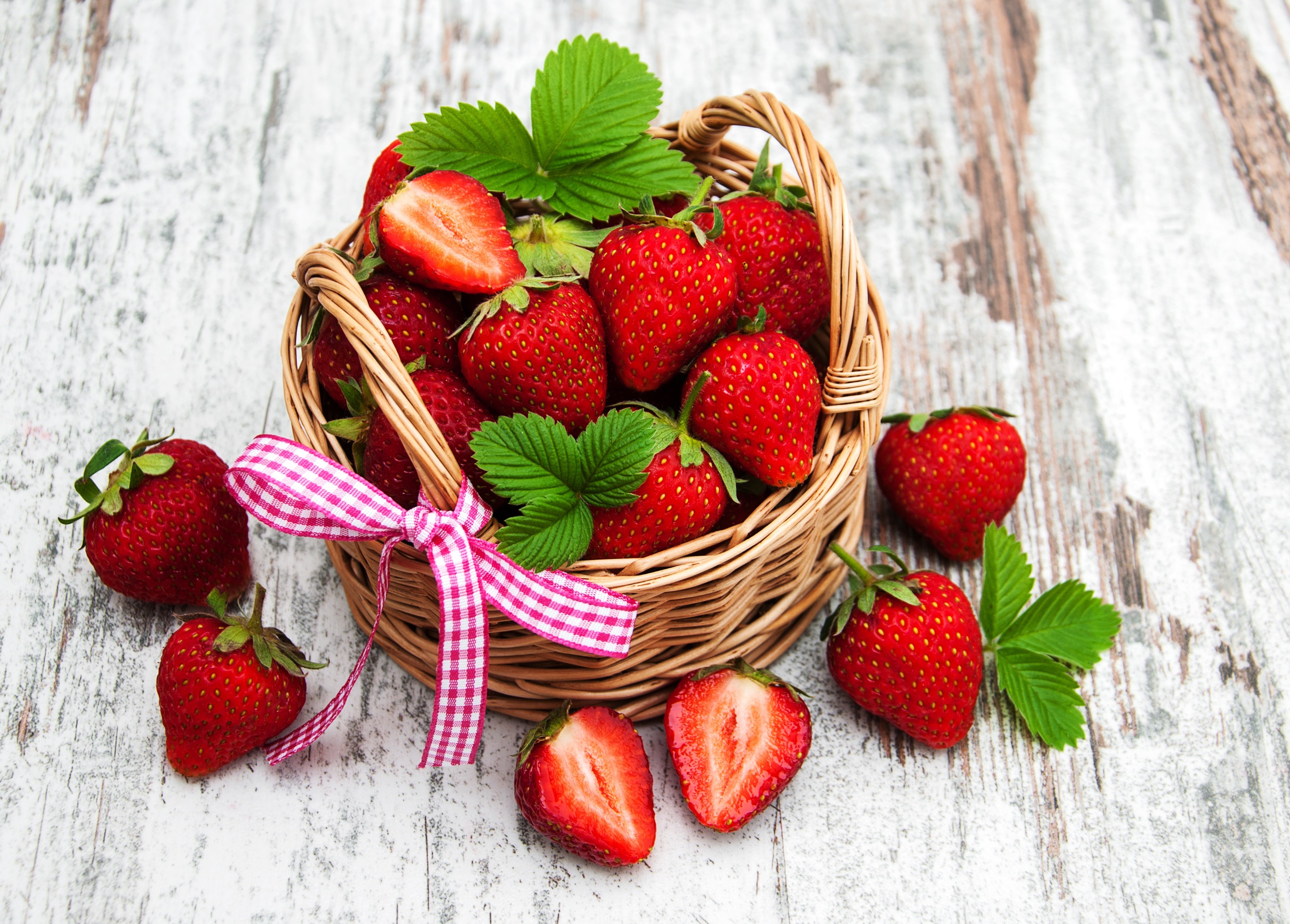 Strawberries in a wicker basket with a pink ribbon HD Wallpaper