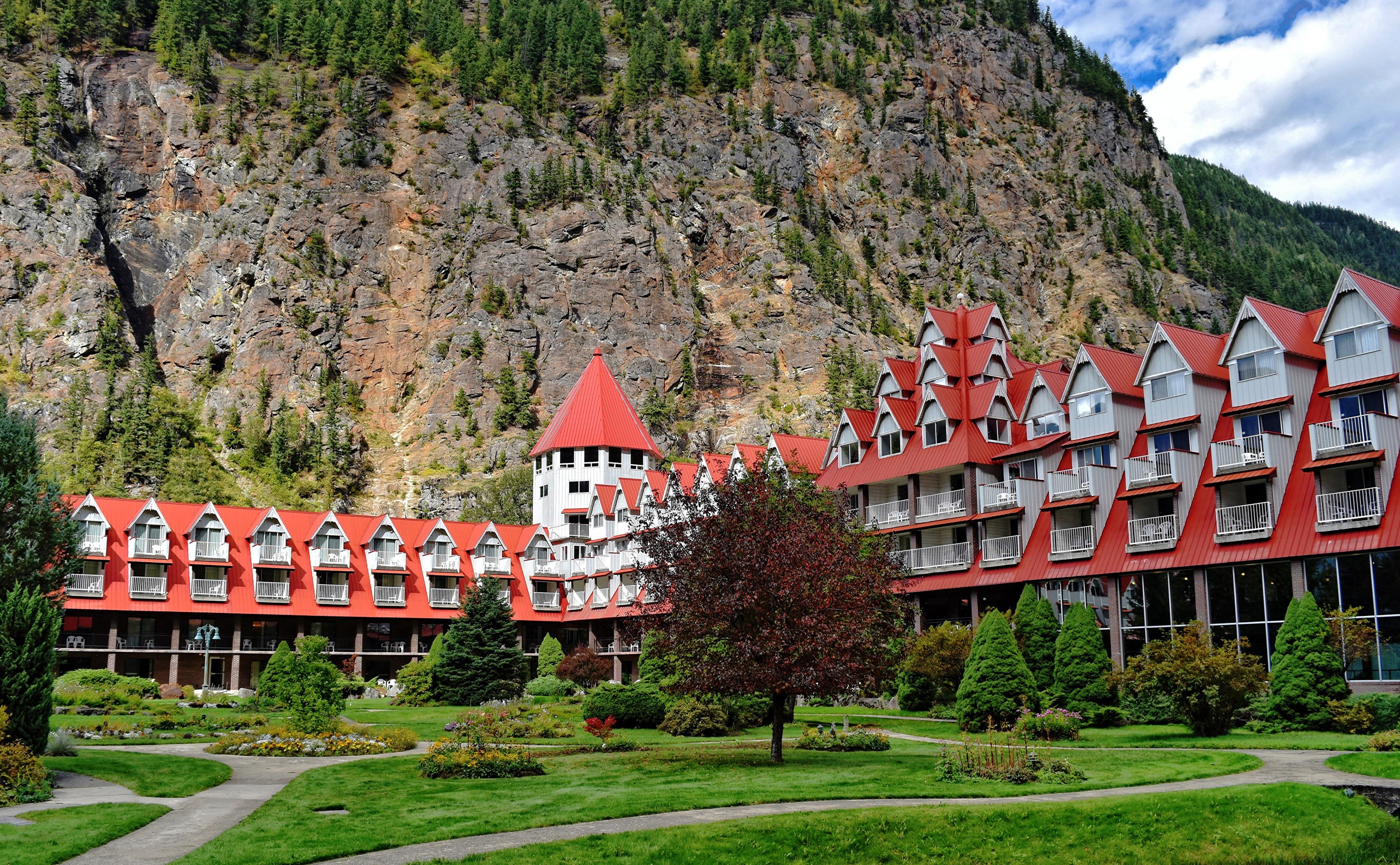 Three Valley Lake Chateau Hotel in British Columbia, Canada HD Wallpaper