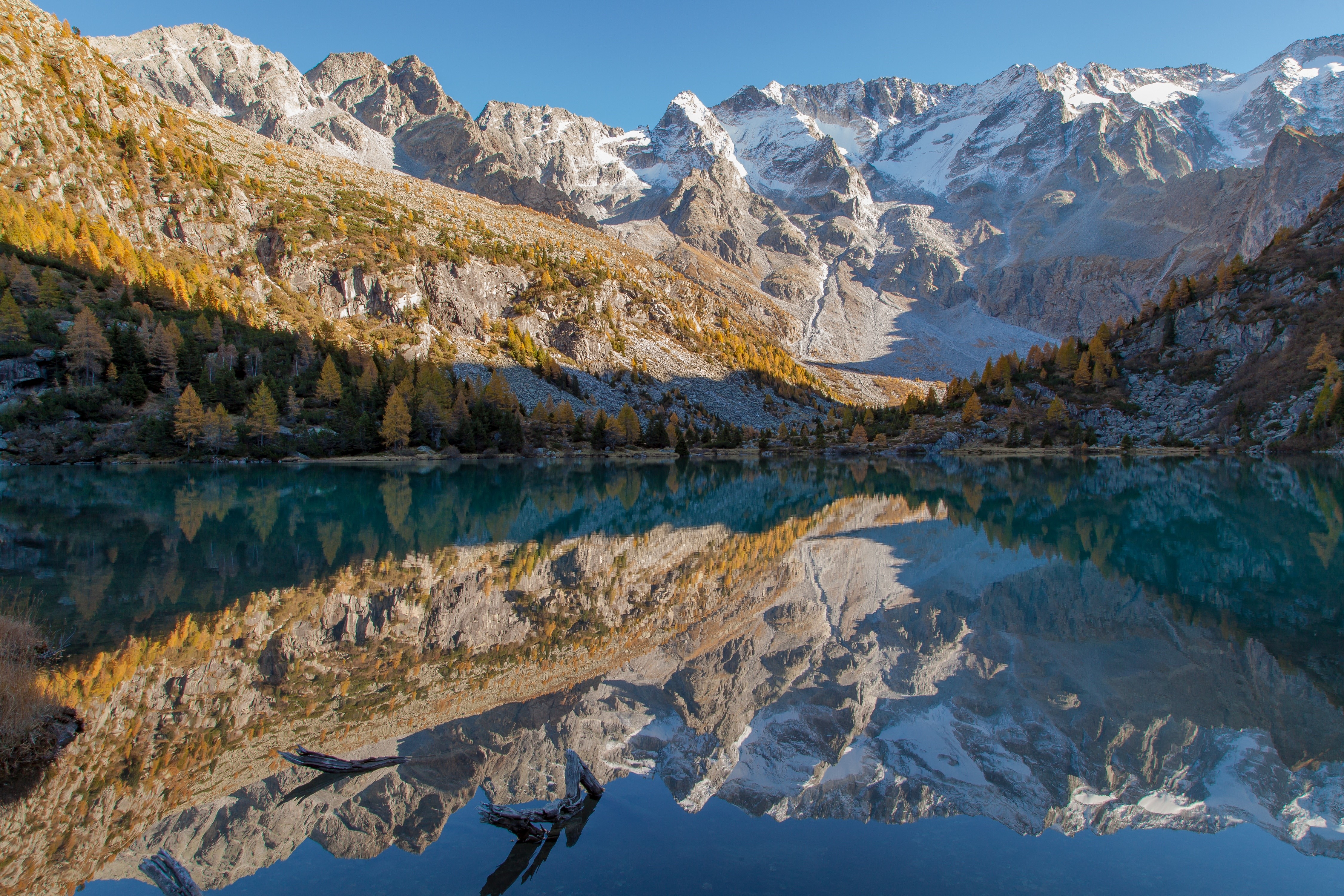 4K Mountains and Lake Reflection in Italy HD Wallpaper