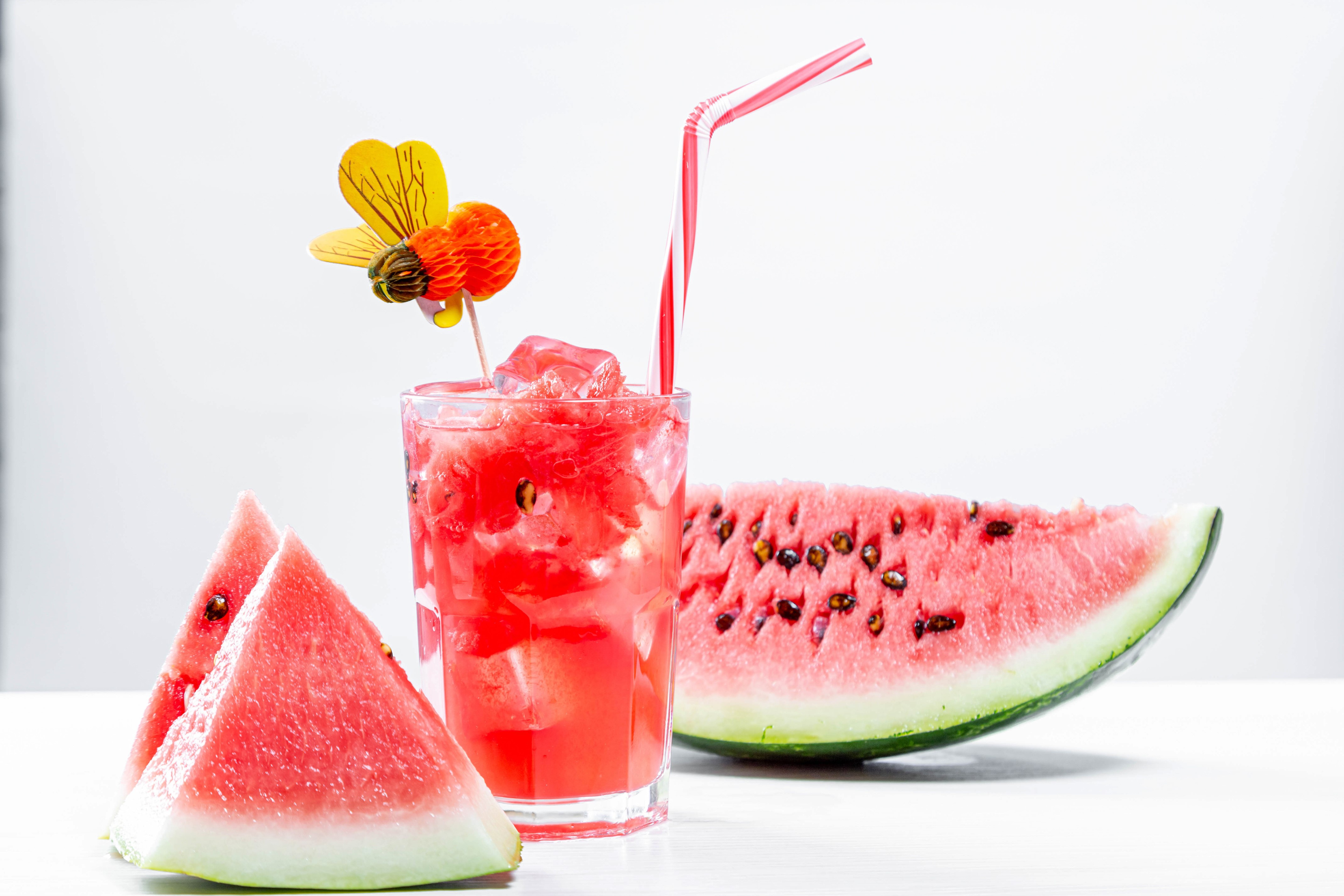 Watermelon juice with bee decoration and slices HD Wallpaper