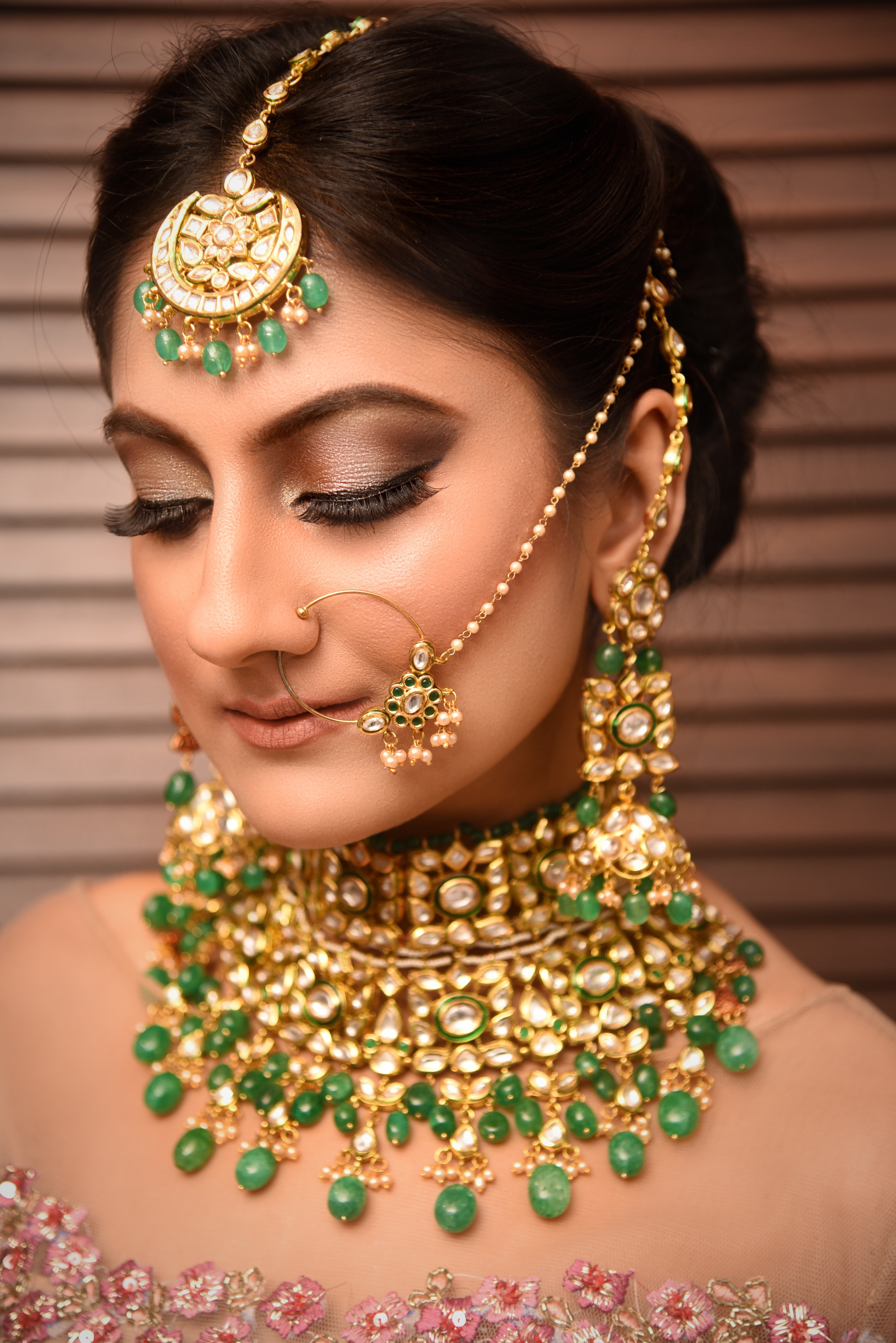 Indian bride with traditional jewelry HD Phone Wallpaper