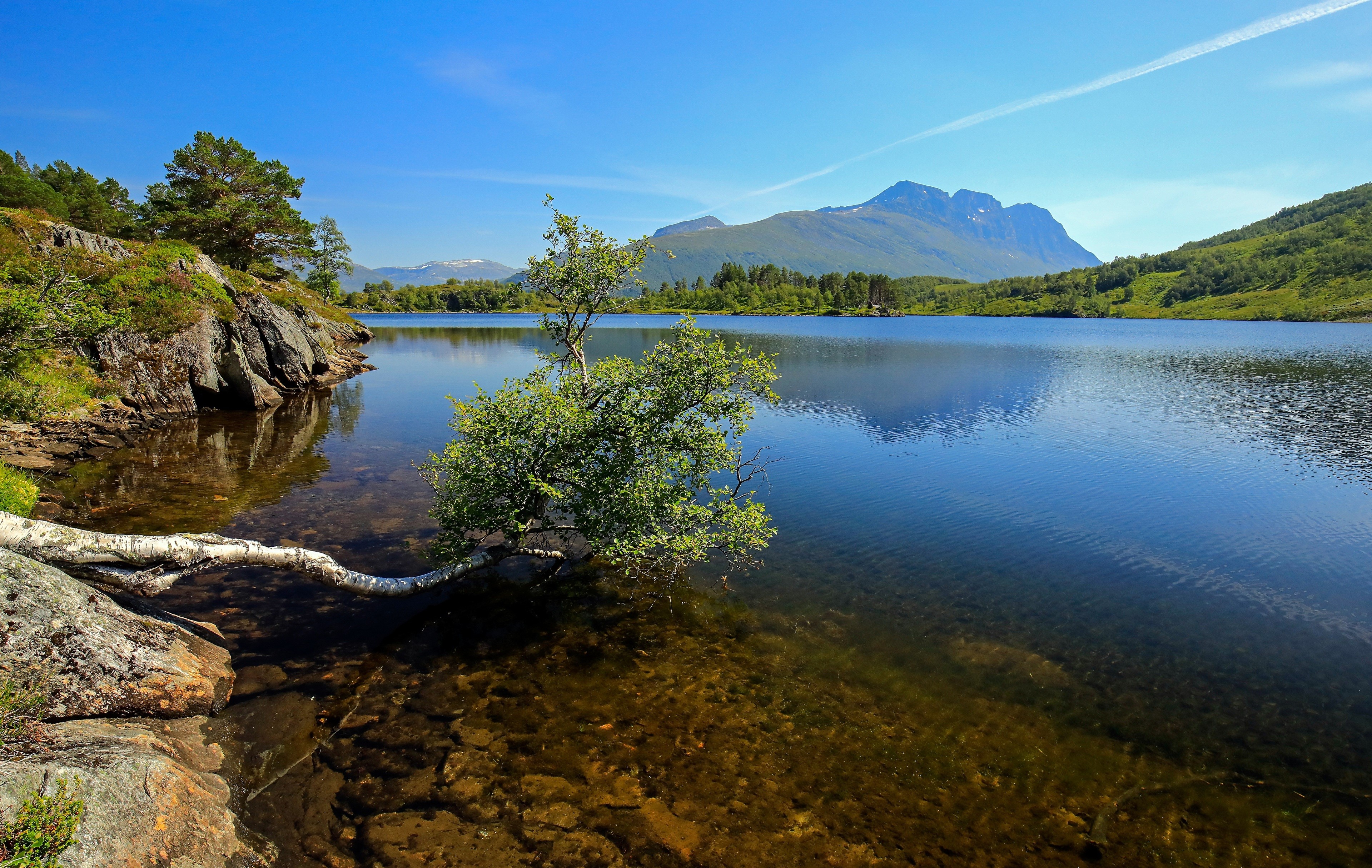 Lake and Mountains in Norway HD Wallpaper