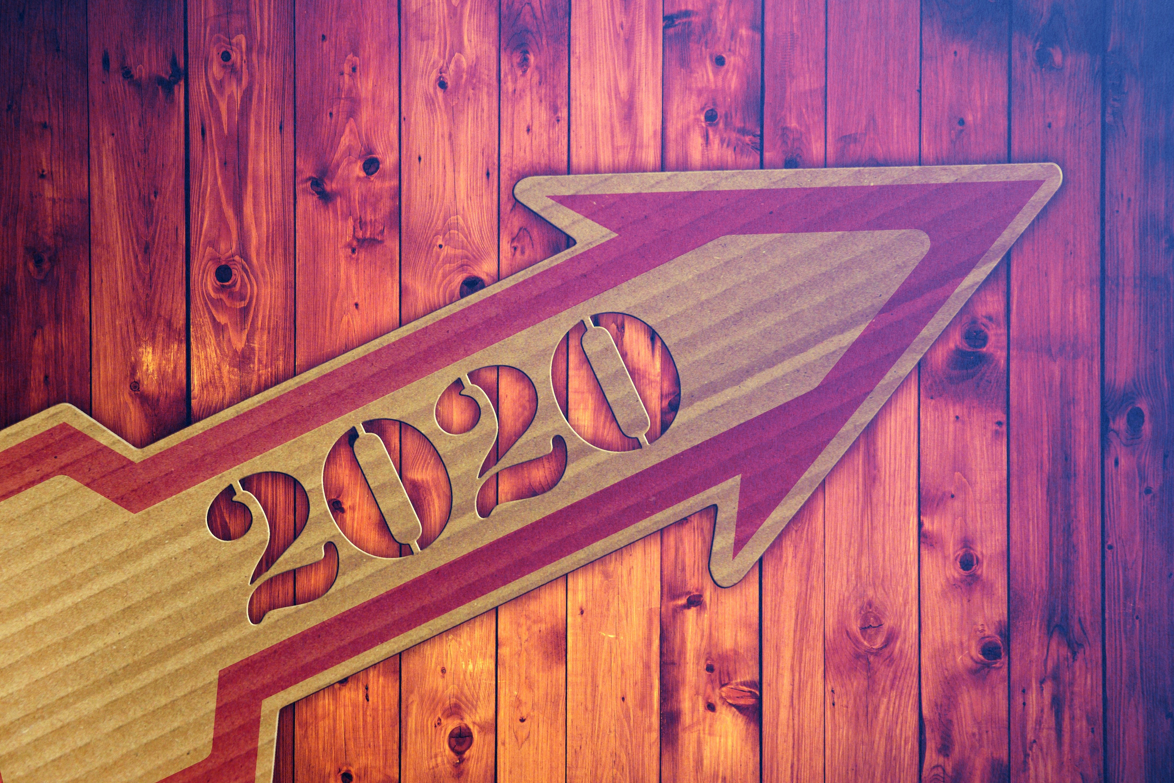 2020 Arrow on Wood Planks HD Wallpaper