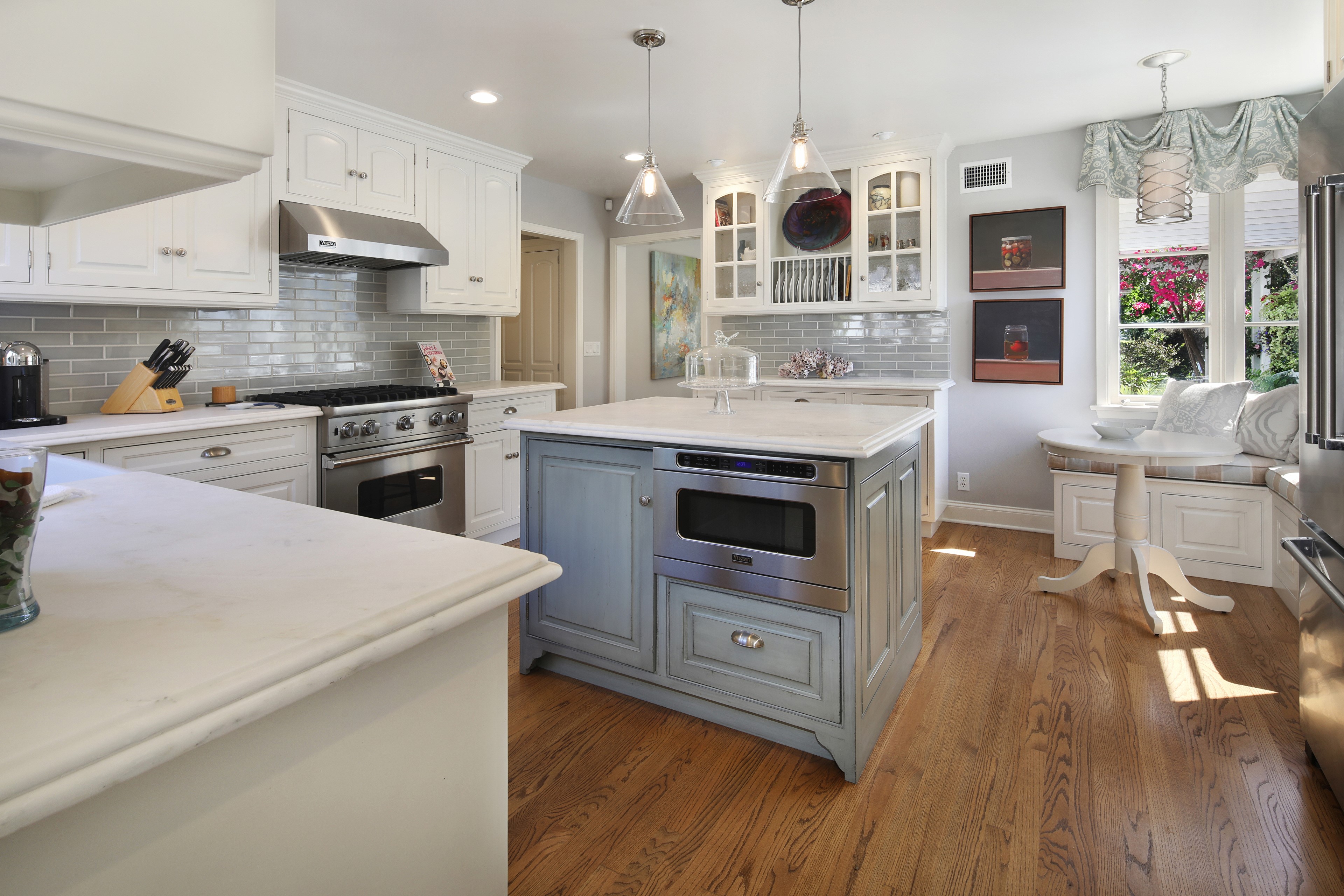 Kitchen with Island and Breakfast Nook HD Wallpaper