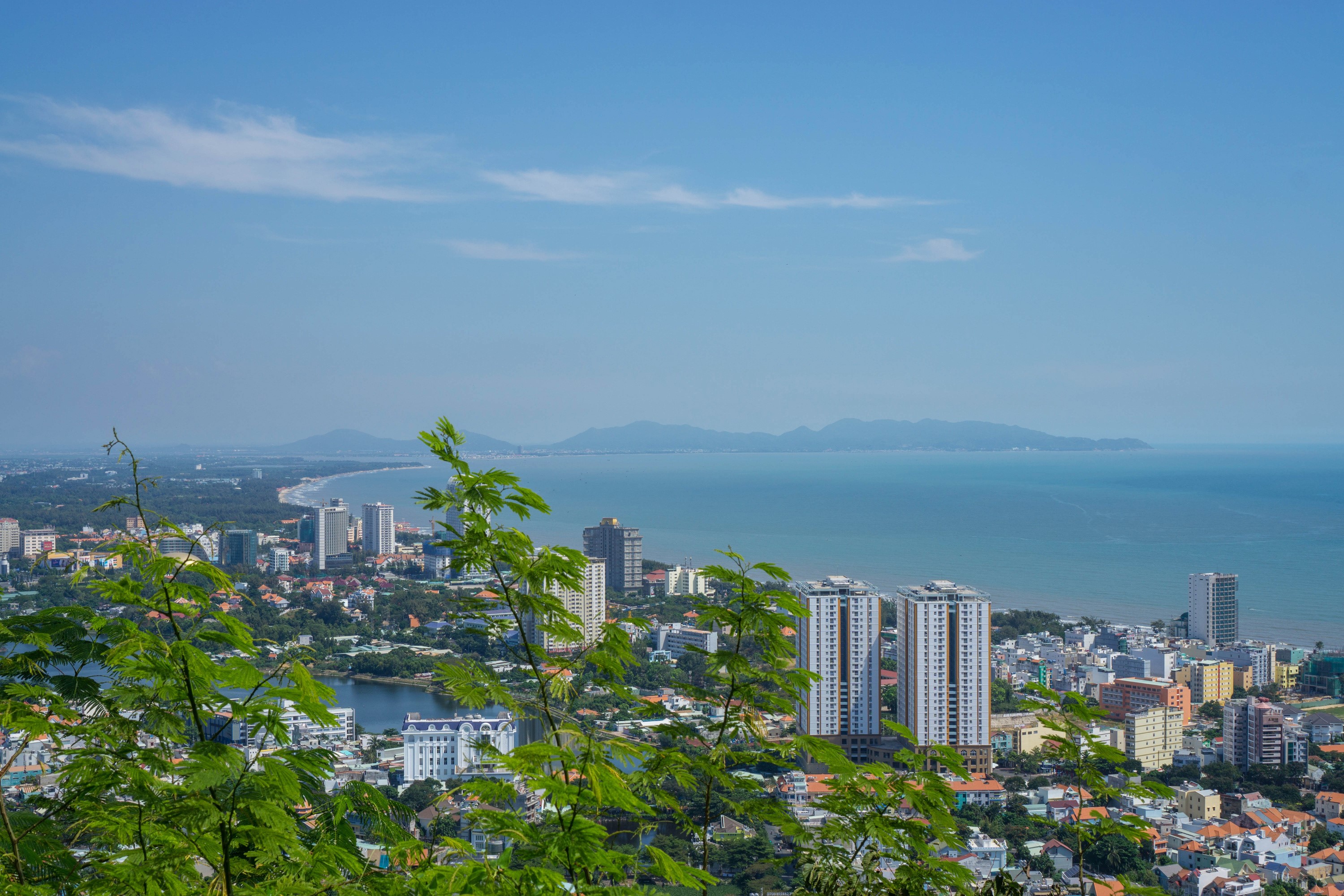 Vung Tau, Vietnam cityscape with ocean view HD Wallpaper