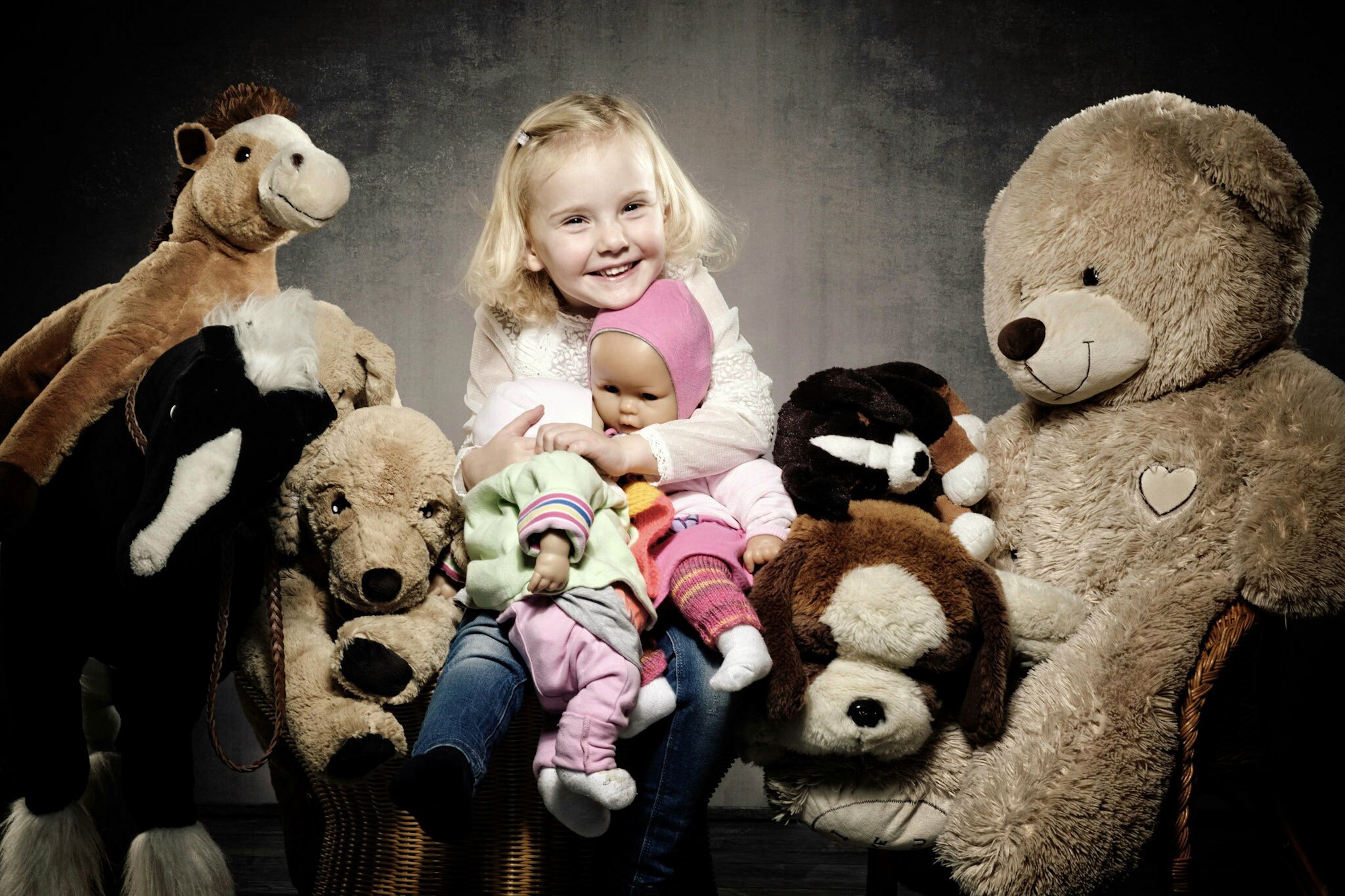 Little girl with dolls and teddy bears HD Wallpaper