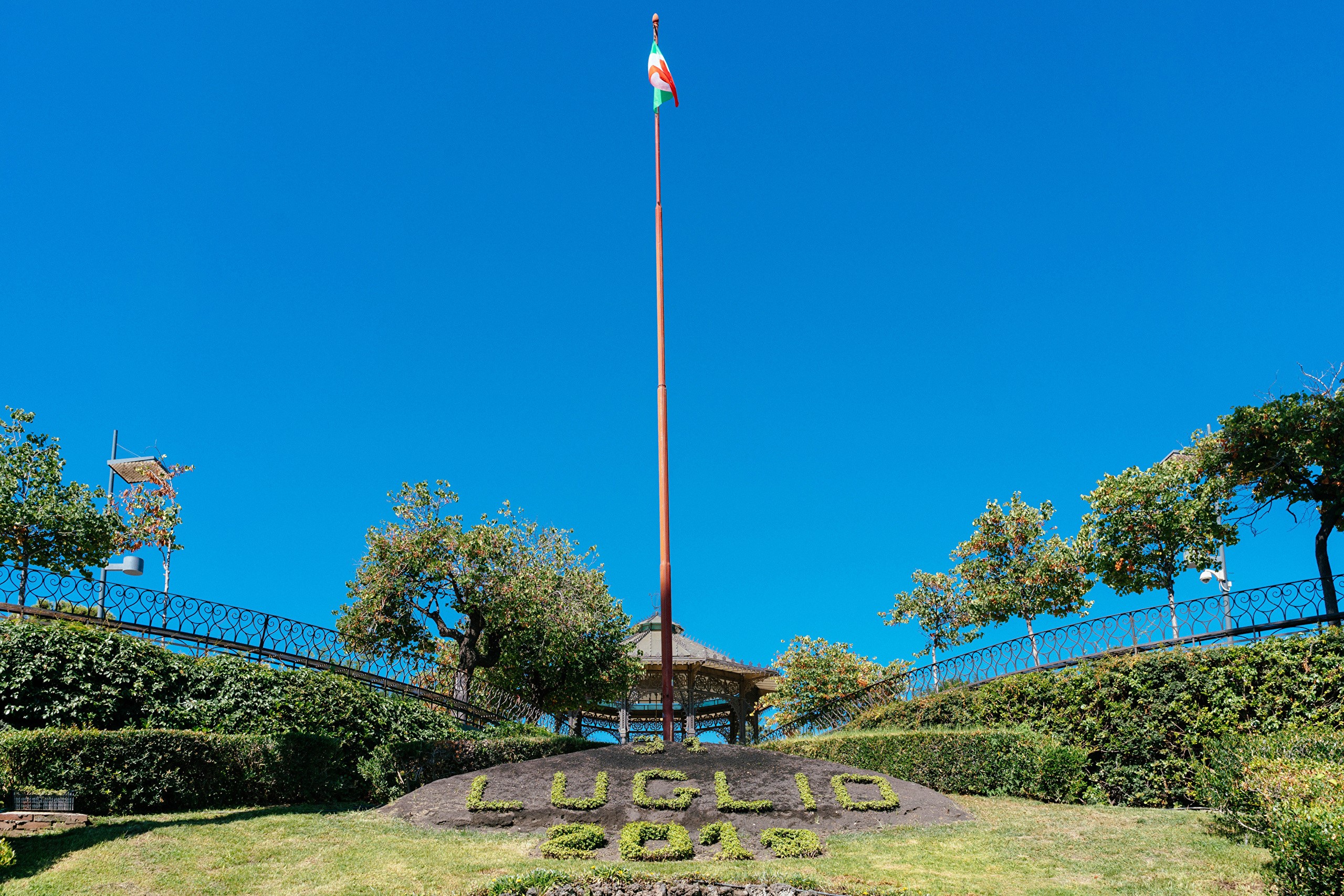 Italian flag and "LUGLIO 2015" sign at Villa Bellini park HD Wallpaper