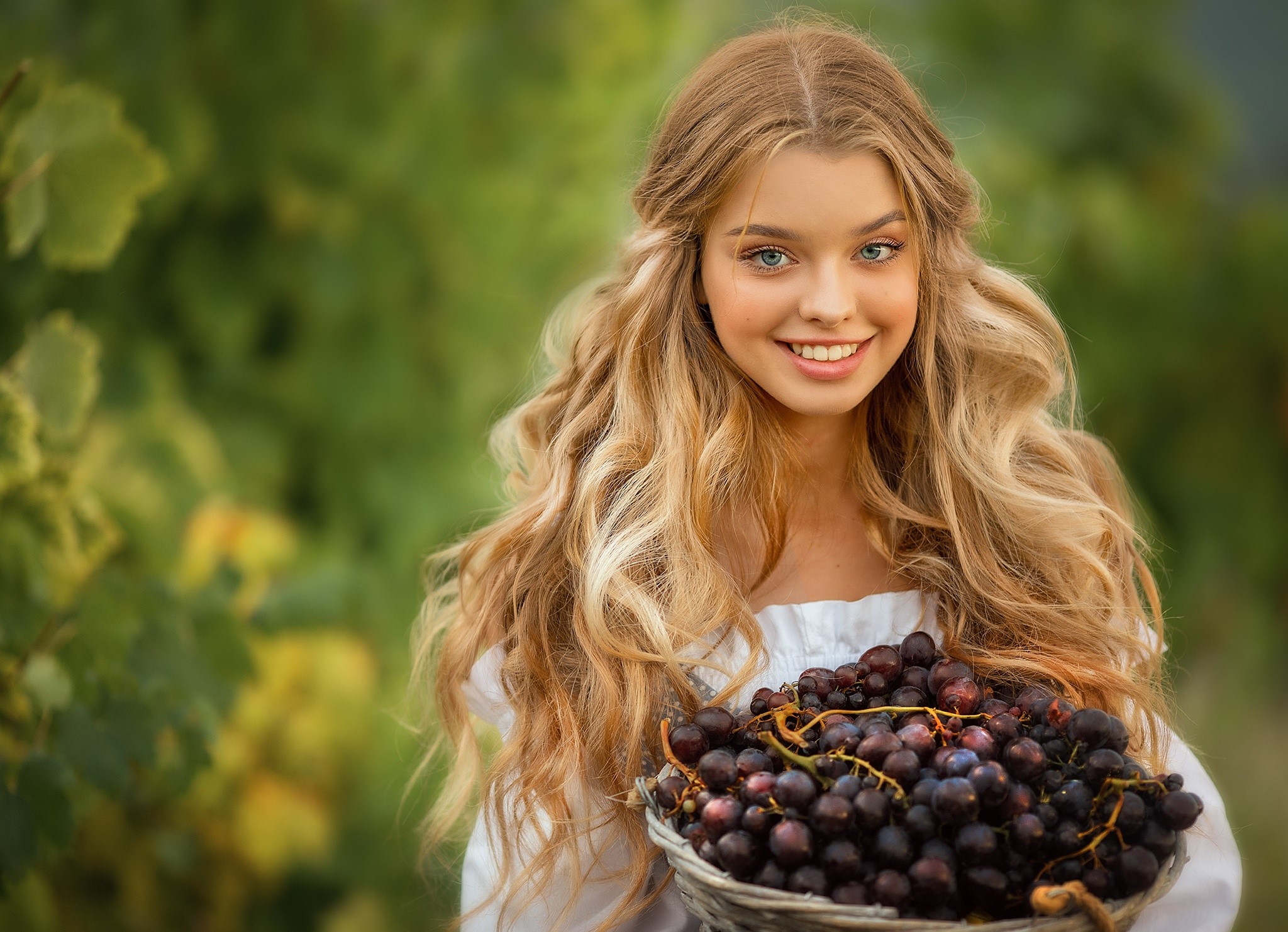 Blonde girl holding a basket of grapes HD Wallpaper