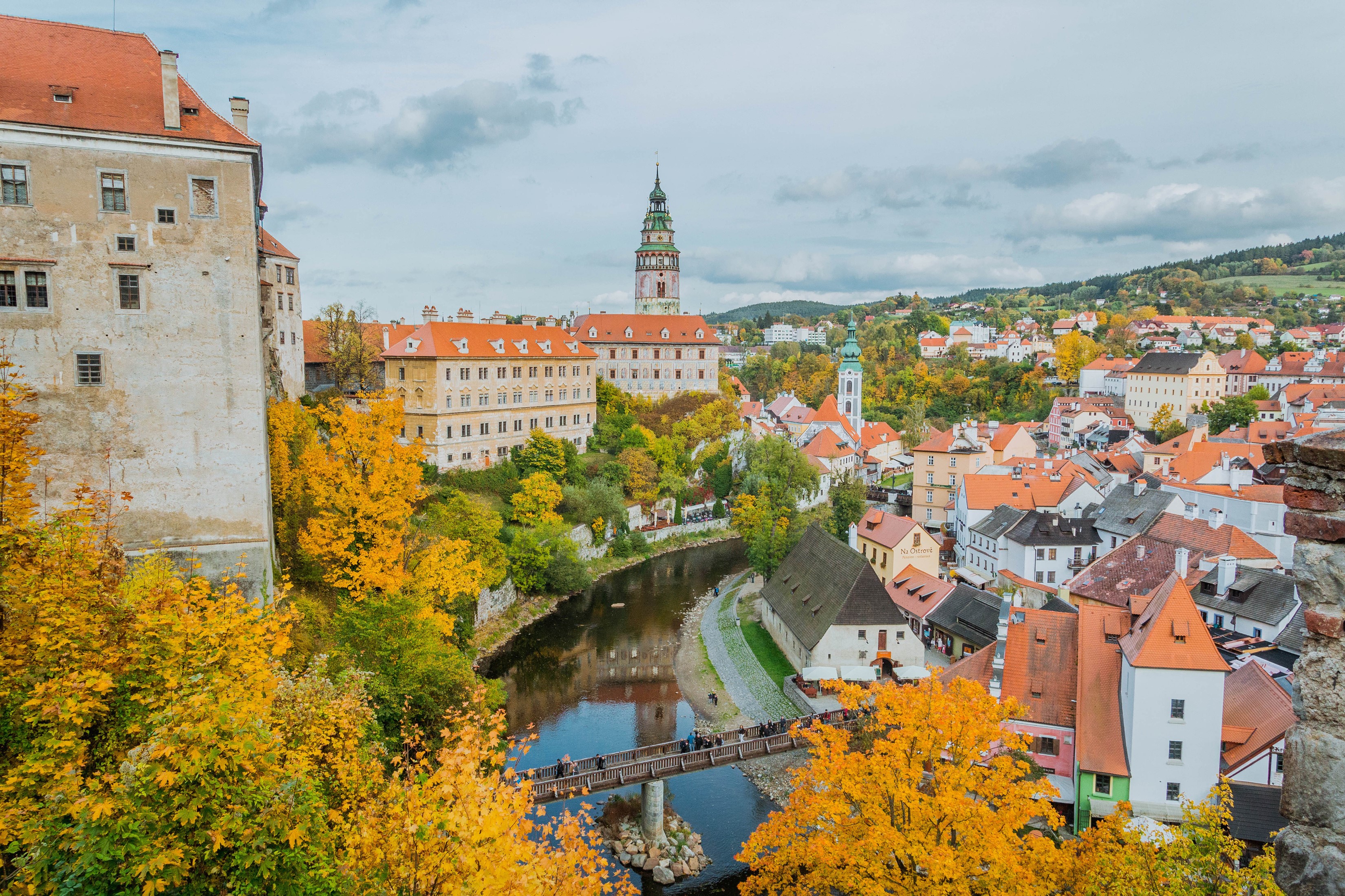 Cesky Krumlov Castle and Old Town in Autumn HD Wallpaper