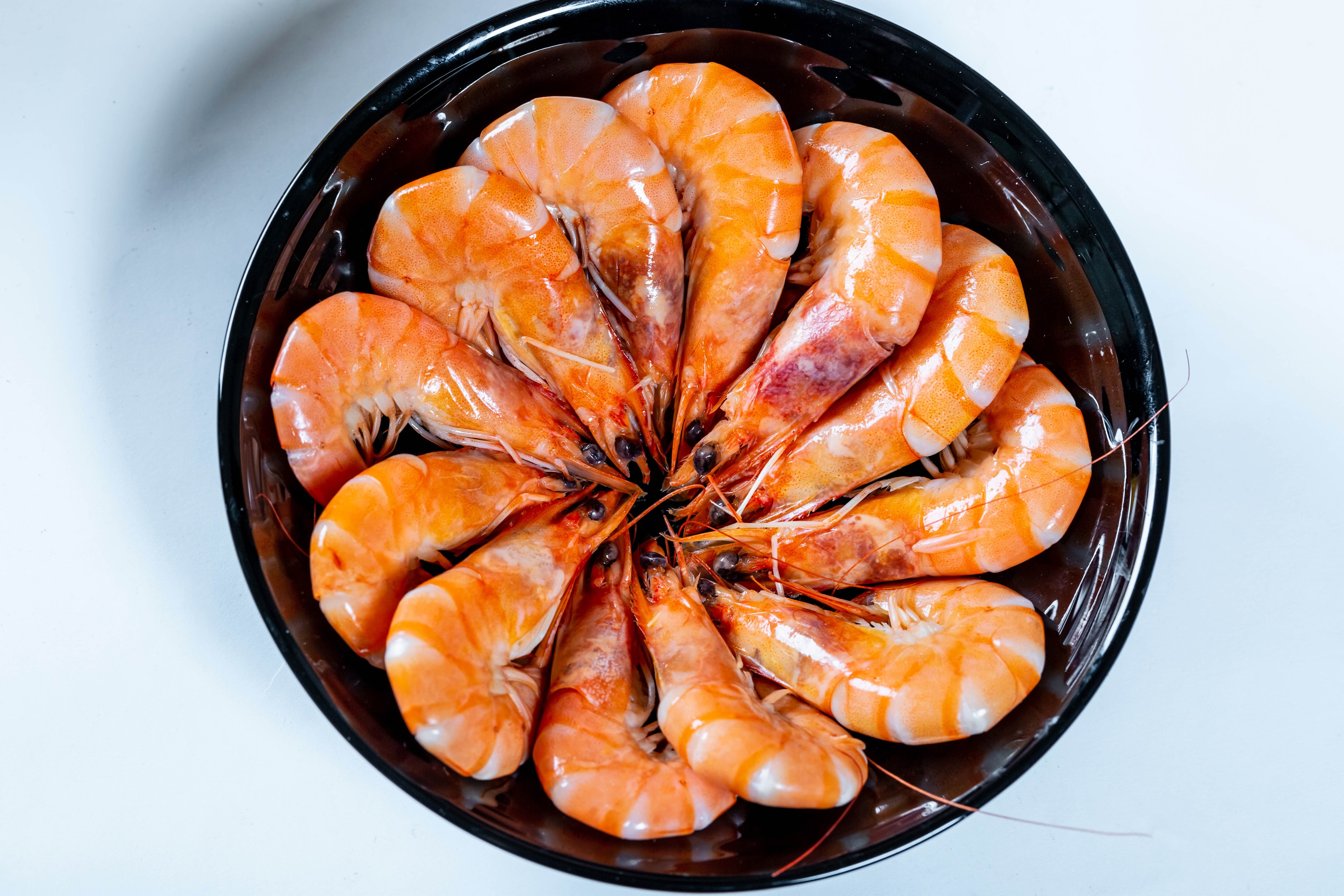Shrimp on a black plate HD Wallpaper