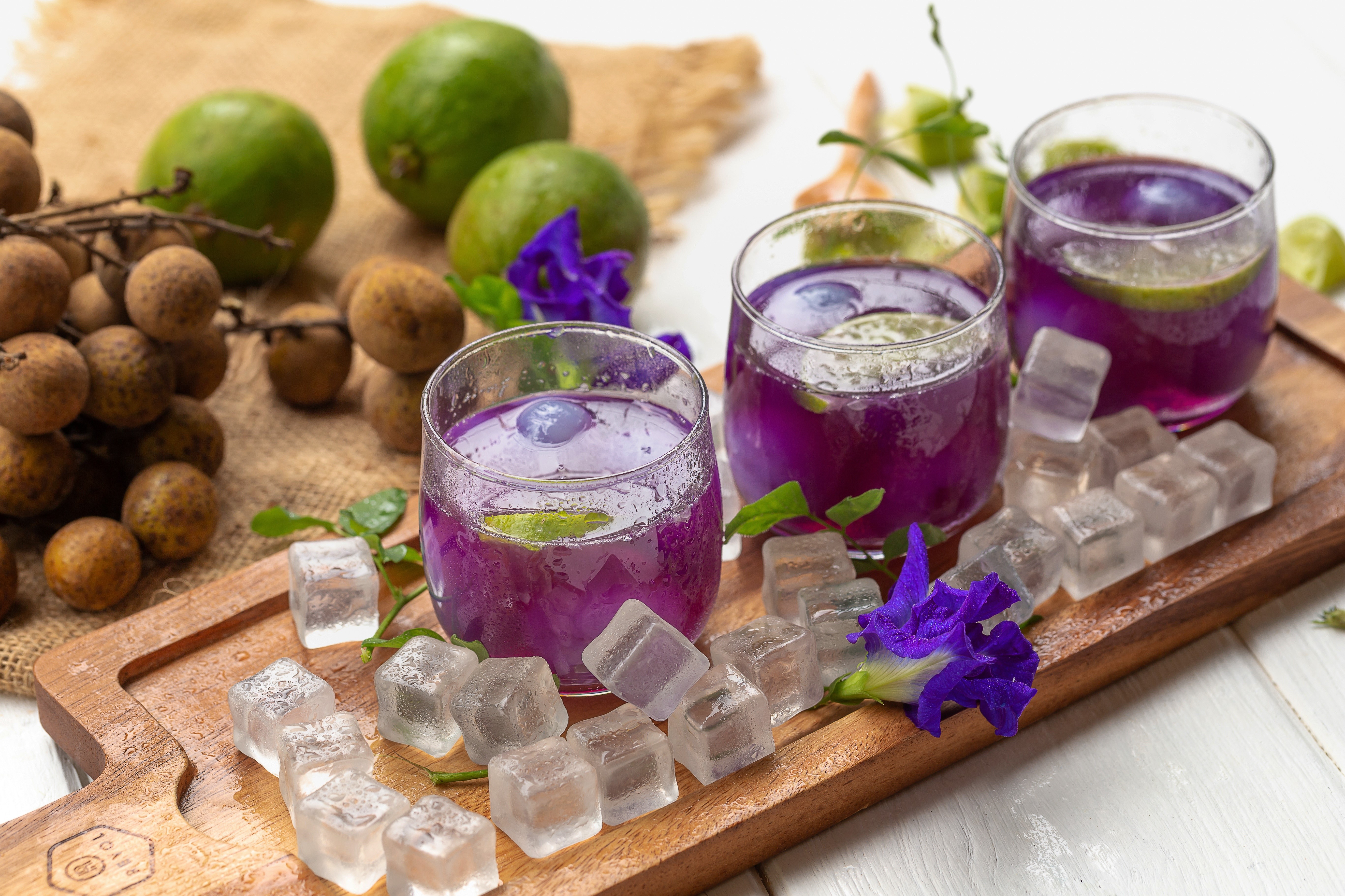 Purple drinks with longan, lime, and ice HD Wallpaper