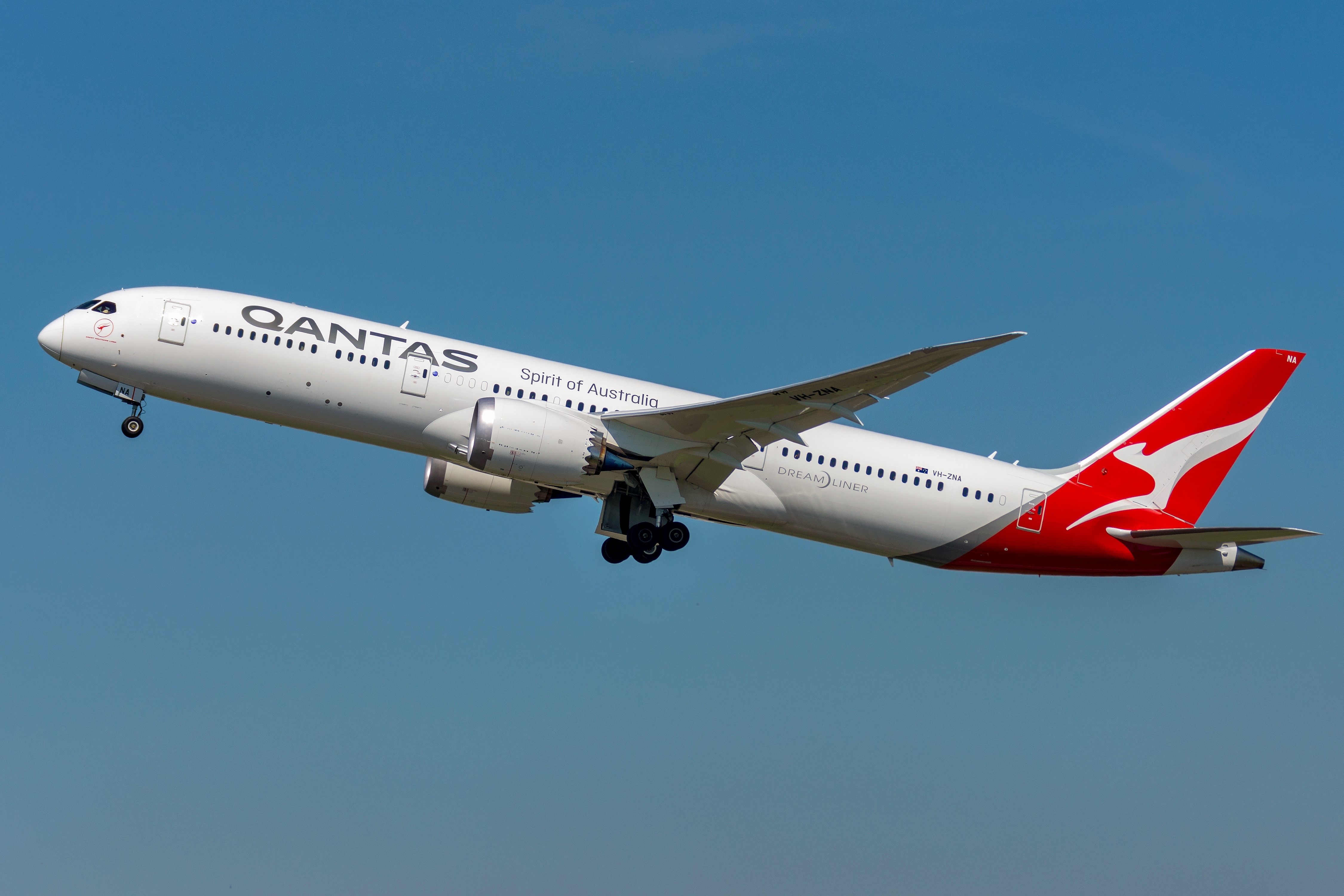Qantas Boeing 787-9 Dreamliner taking off HD Wallpaper