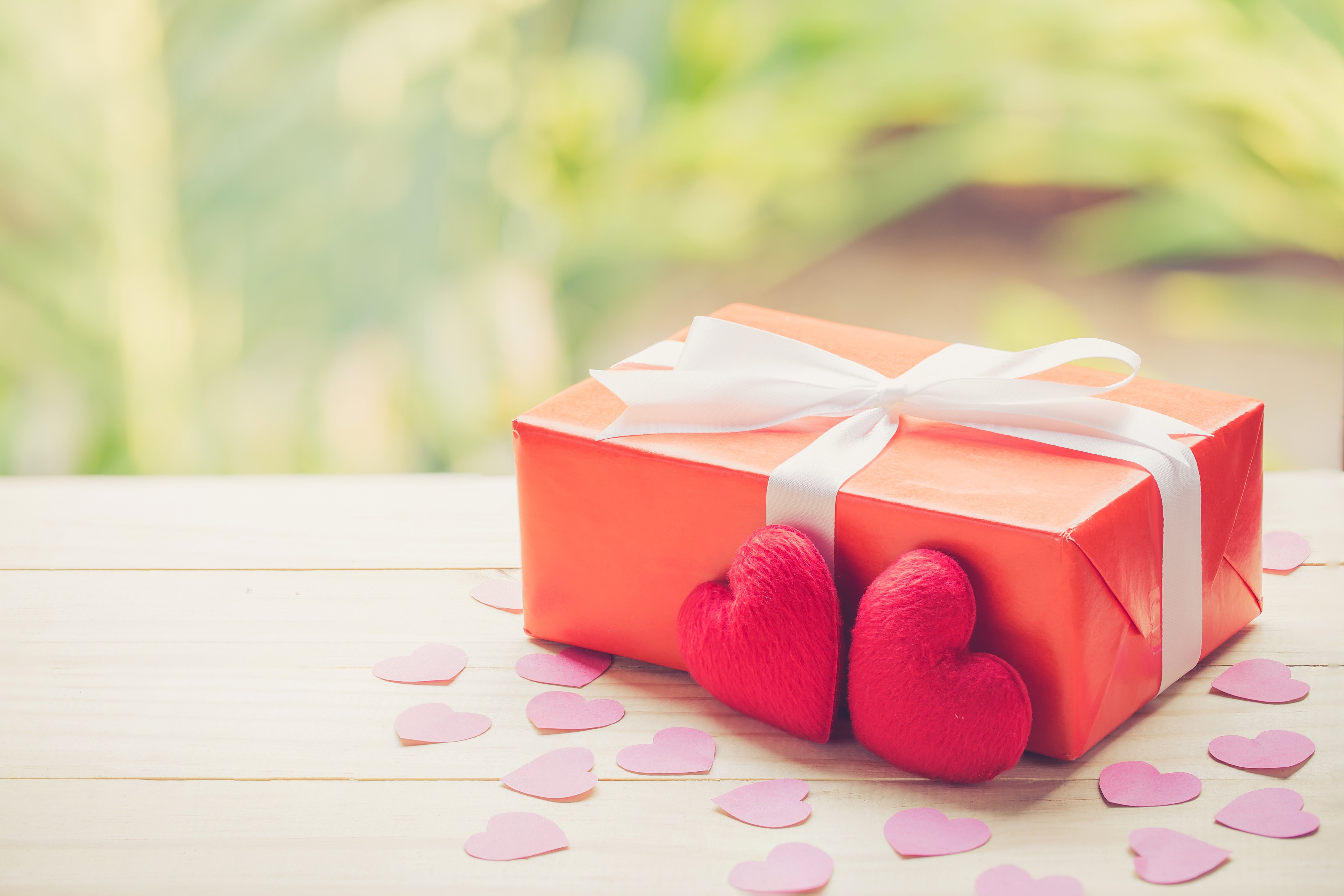 Red gift box with white ribbon and hearts HD Wallpaper