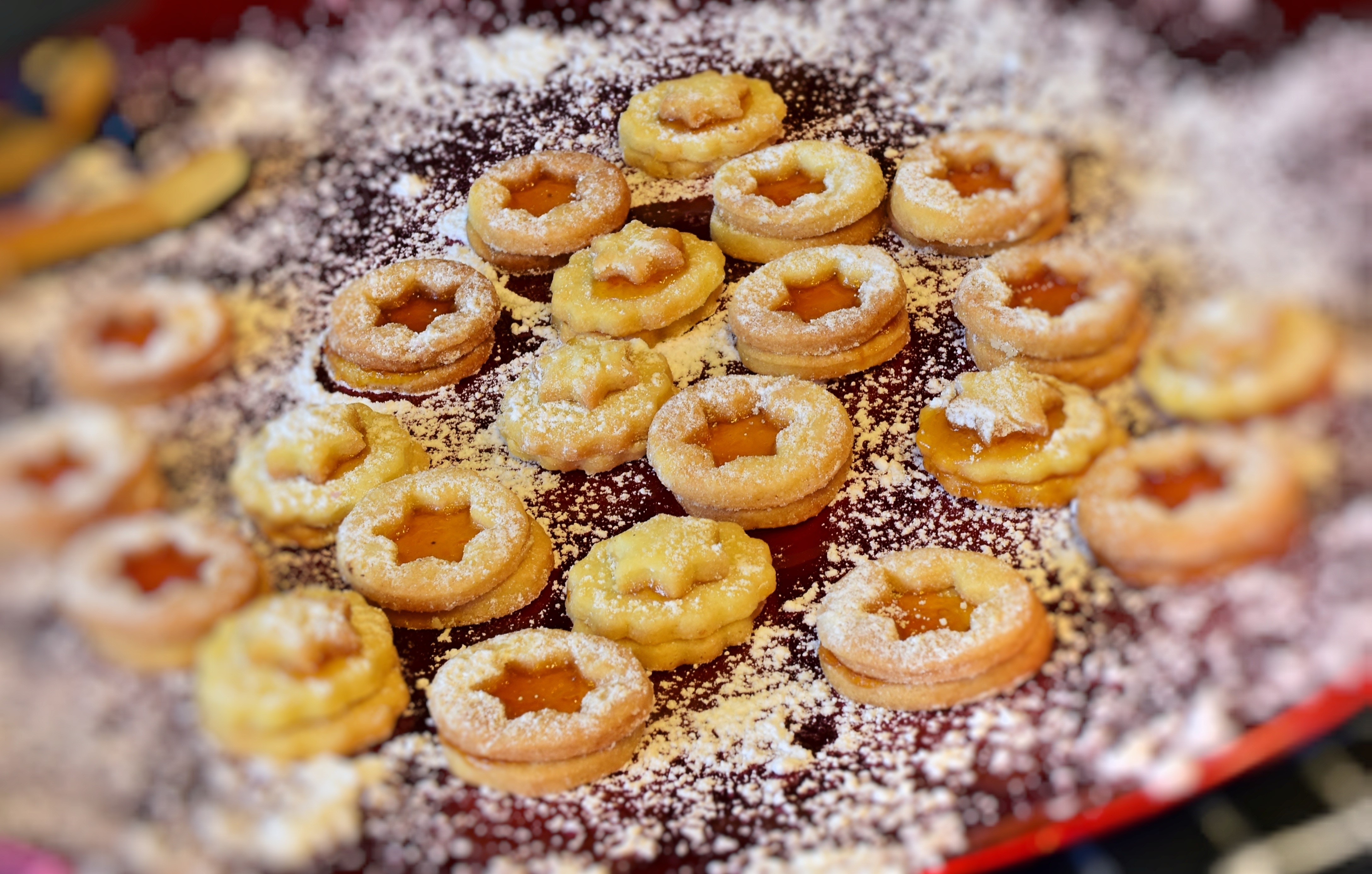 Cookies with powdered sugar and jam HD Wallpaper