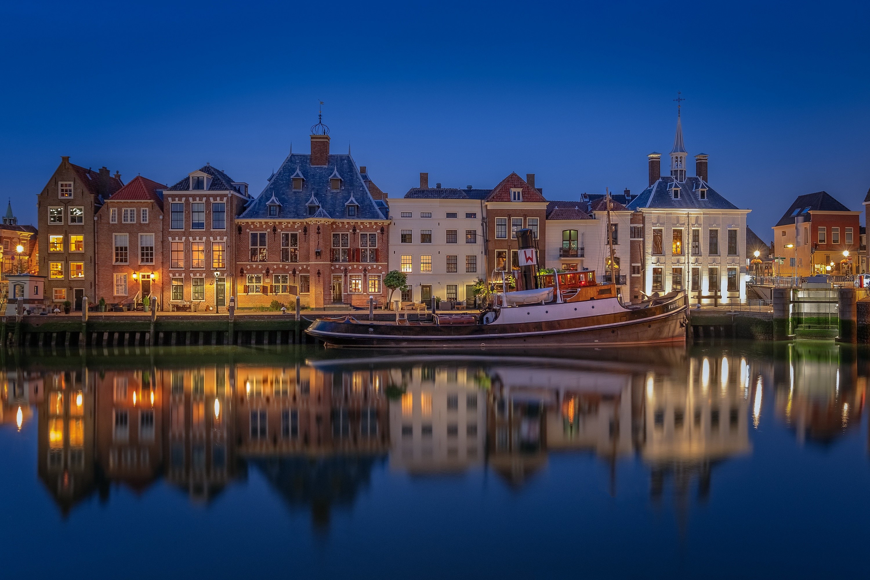 Maassluis, Netherlands at dusk with boat reflection HD Wallpaper