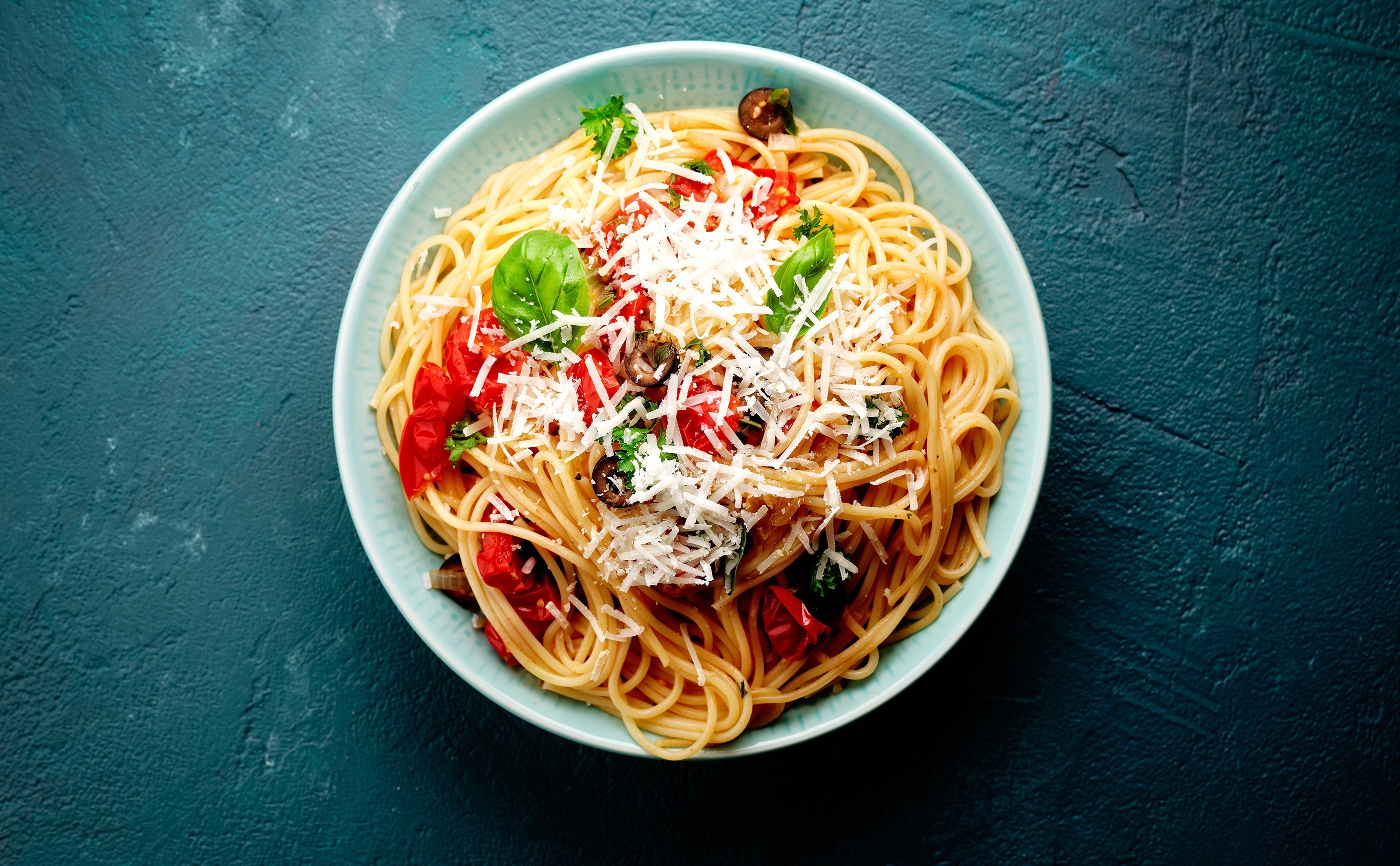 Spaghetti with tomatoes, olives, and cheese in a bowl HD Wallpaper