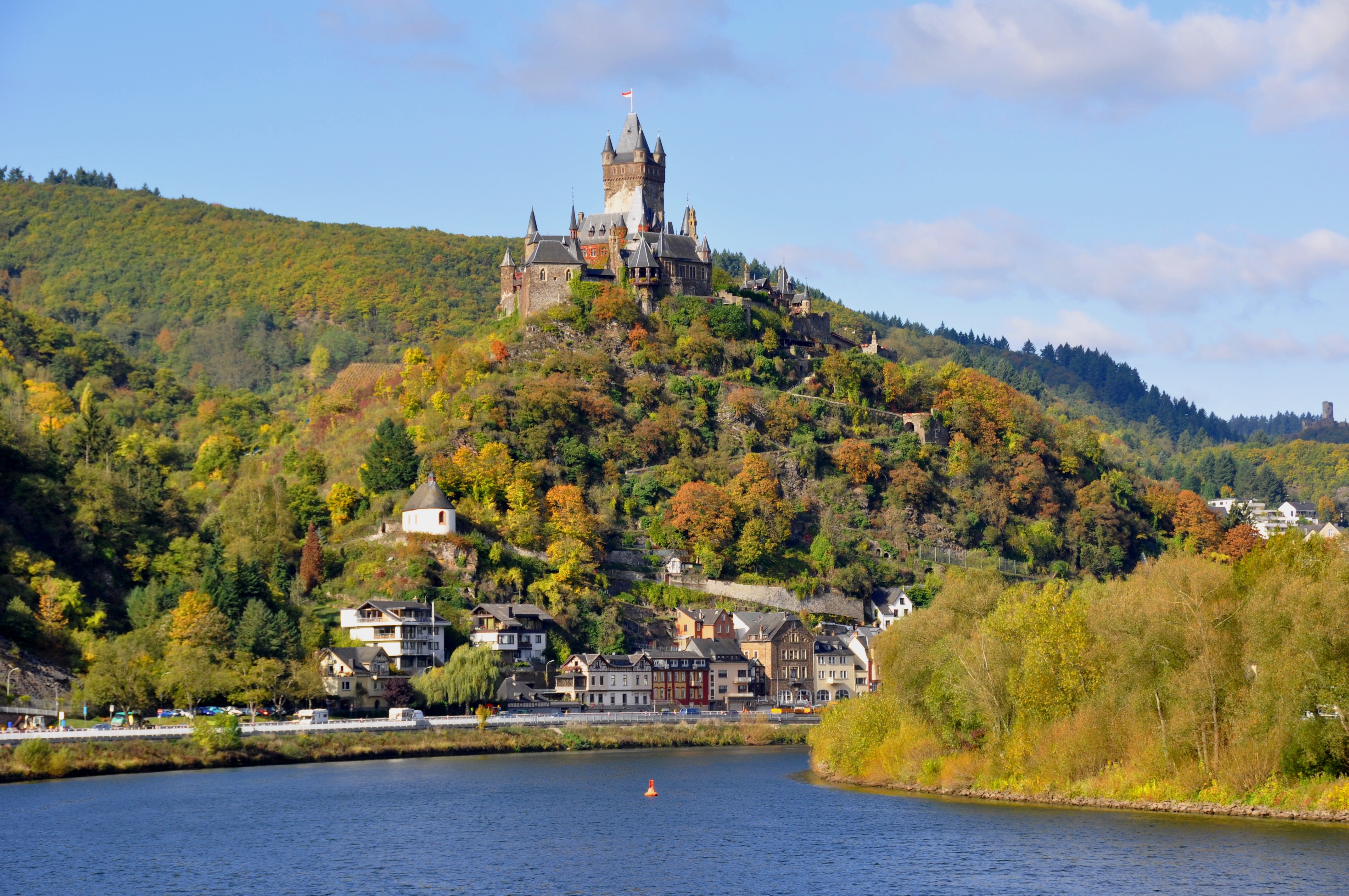 Reichsburg castle above river Moselle in autumn, Cochem, Germany HD Wallpaper
