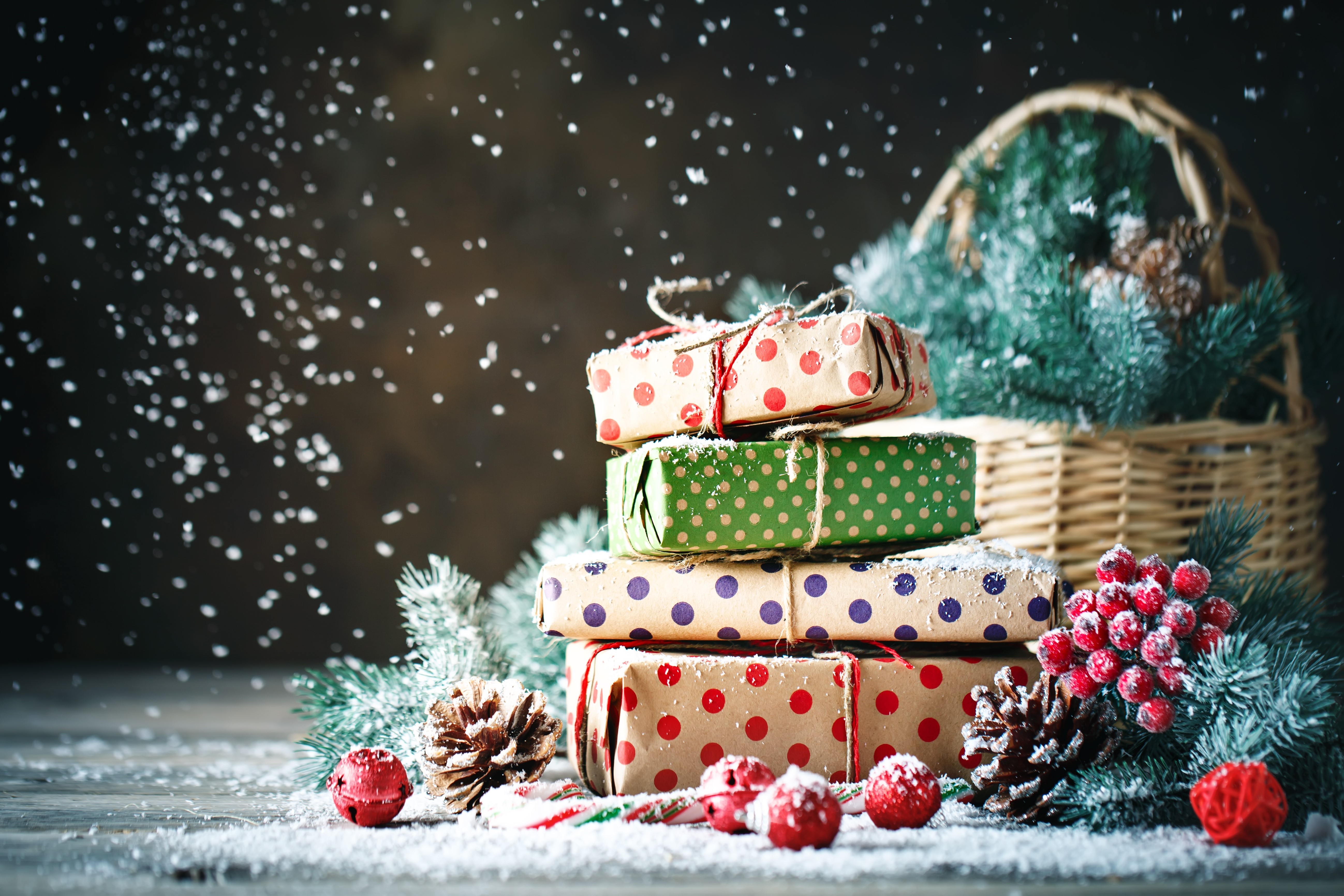 Christmas gifts with pine cones and snow HD Wallpaper