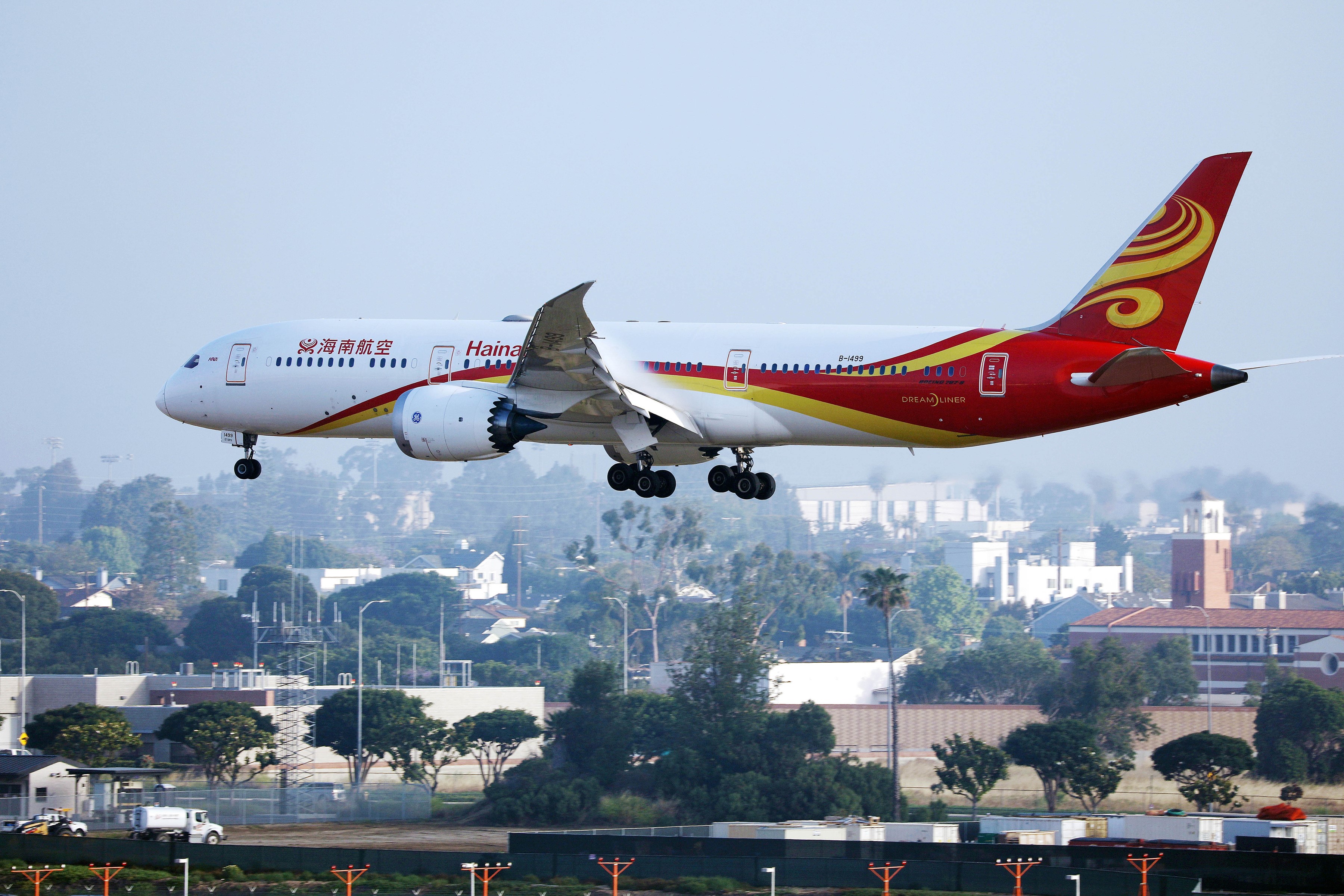 Hainan Airlines Boeing 787 Dreamliner landing HD Wallpaper