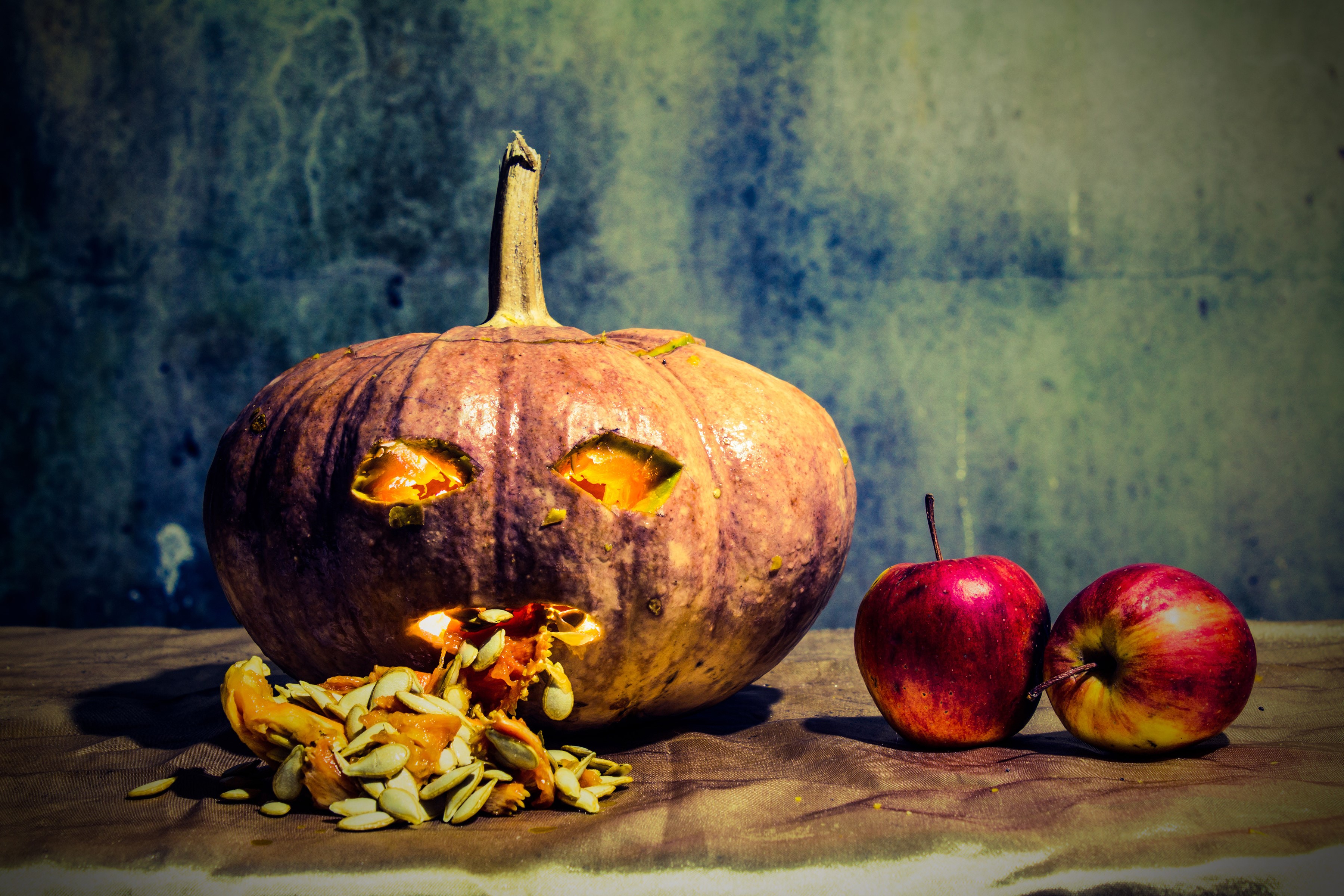 Carved Halloween pumpkin with apples HD Wallpaper