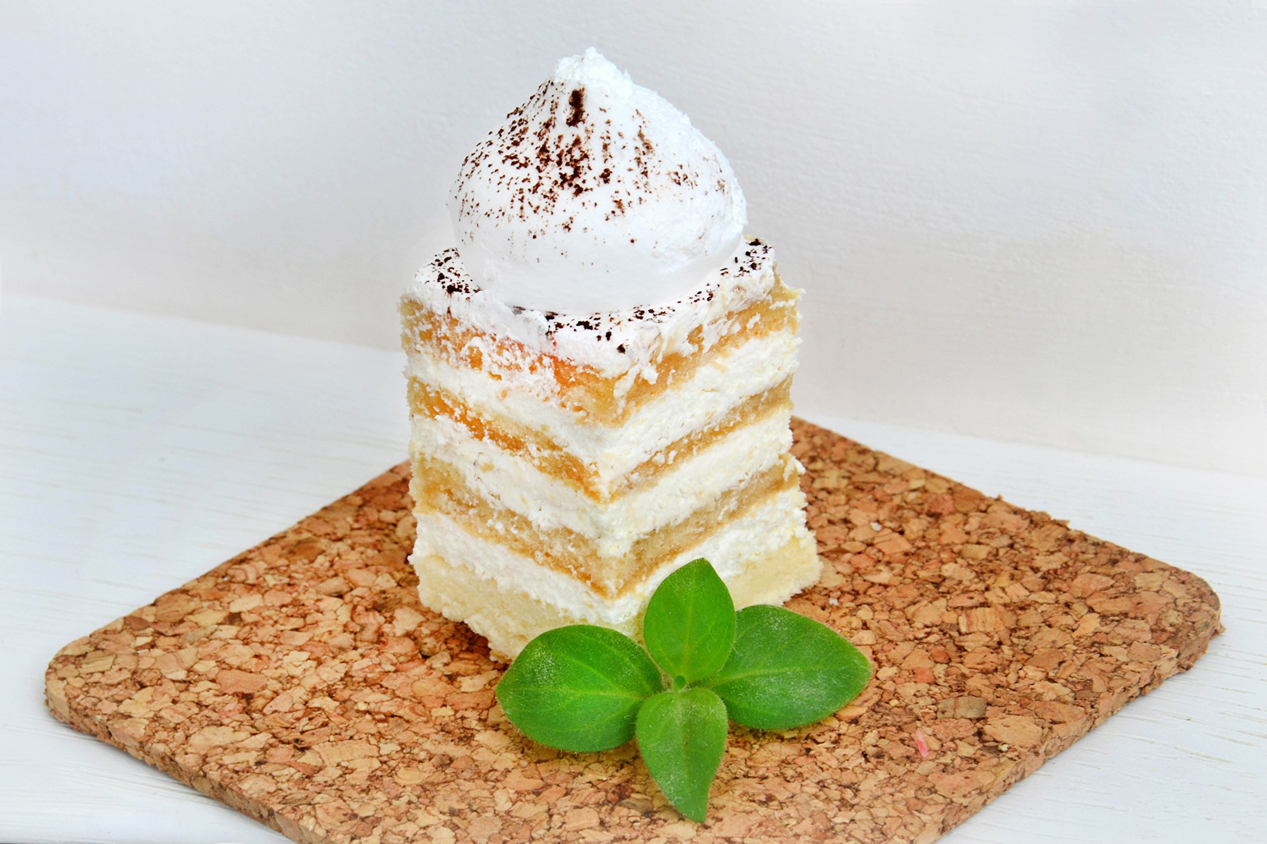 Layered cake with cream and cocoa powder HD Wallpaper