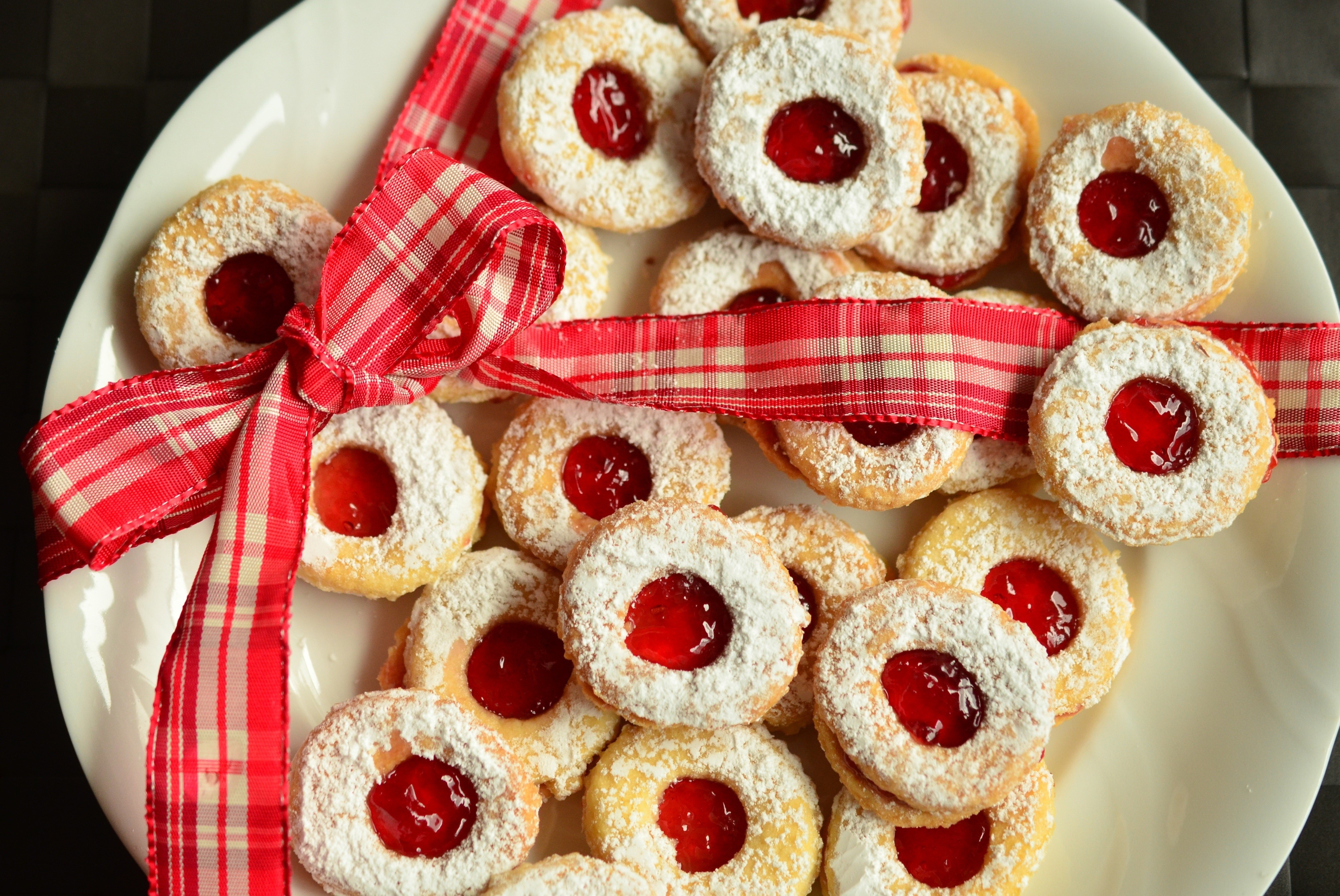 Cookies with jam and powdered sugar tied with ribbon HD Wallpaper