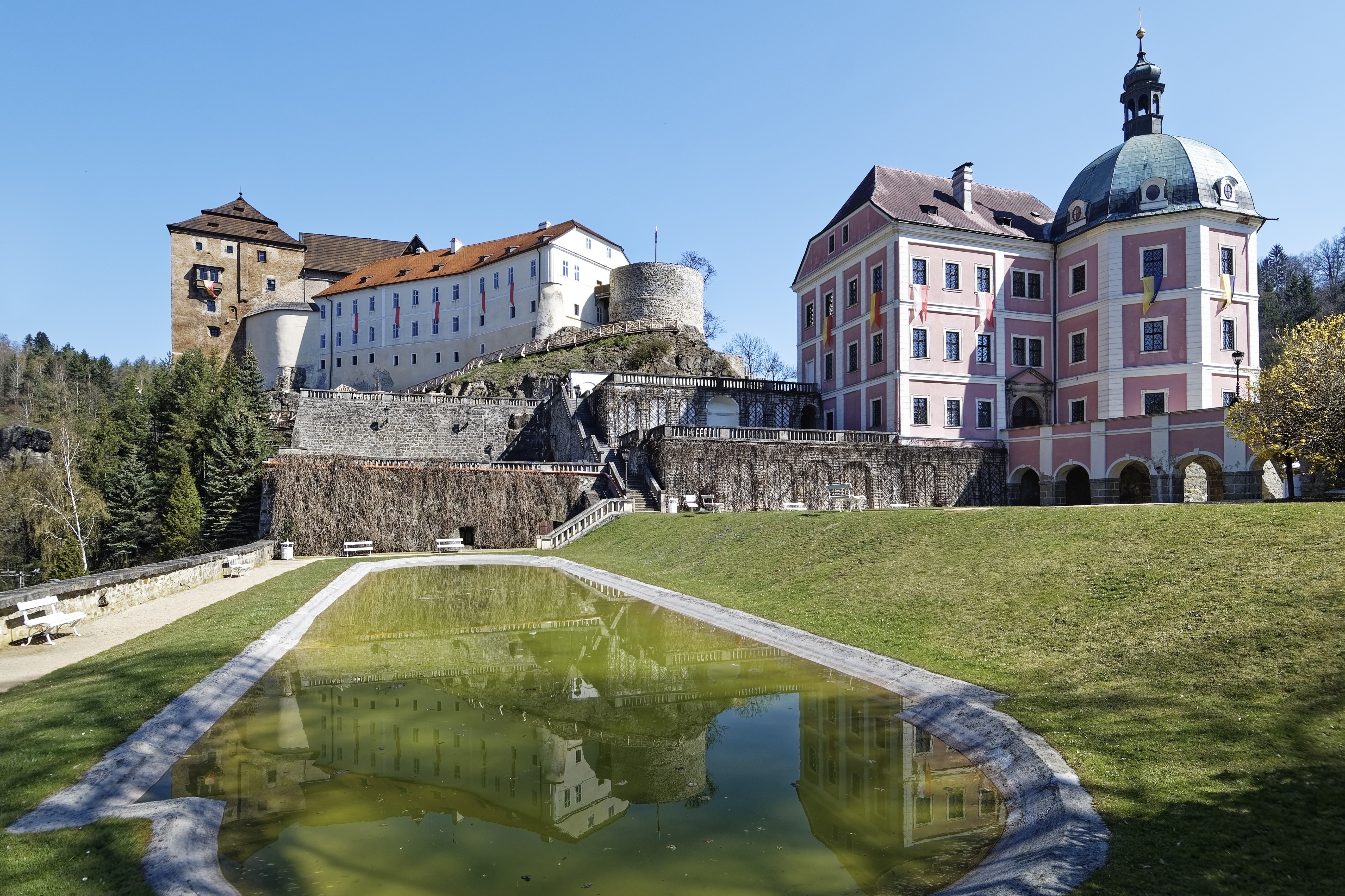 Castle with a pond in the Czech Republic HD Wallpaper