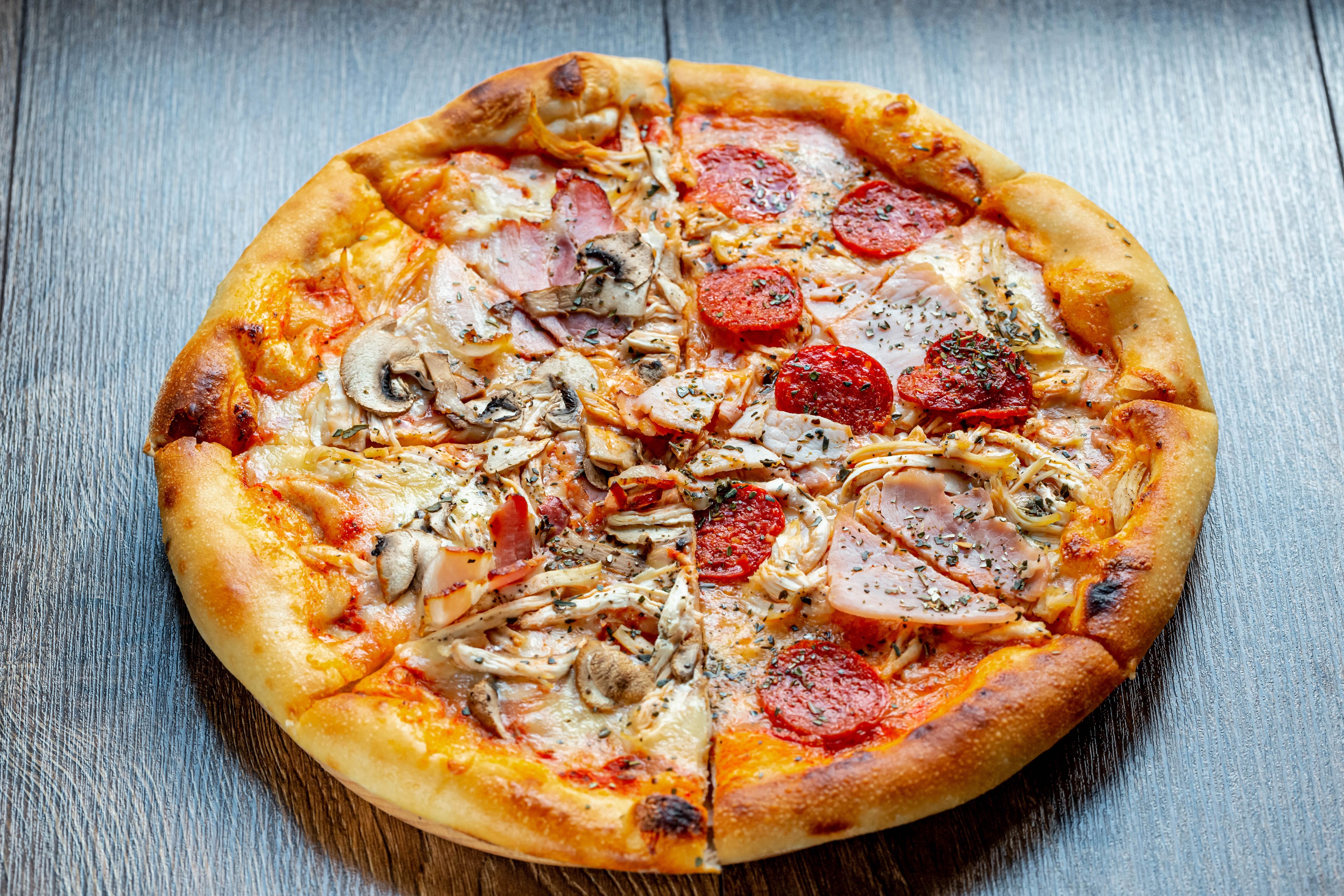 Pizza with ham, sausage, and mushrooms HD Wallpaper