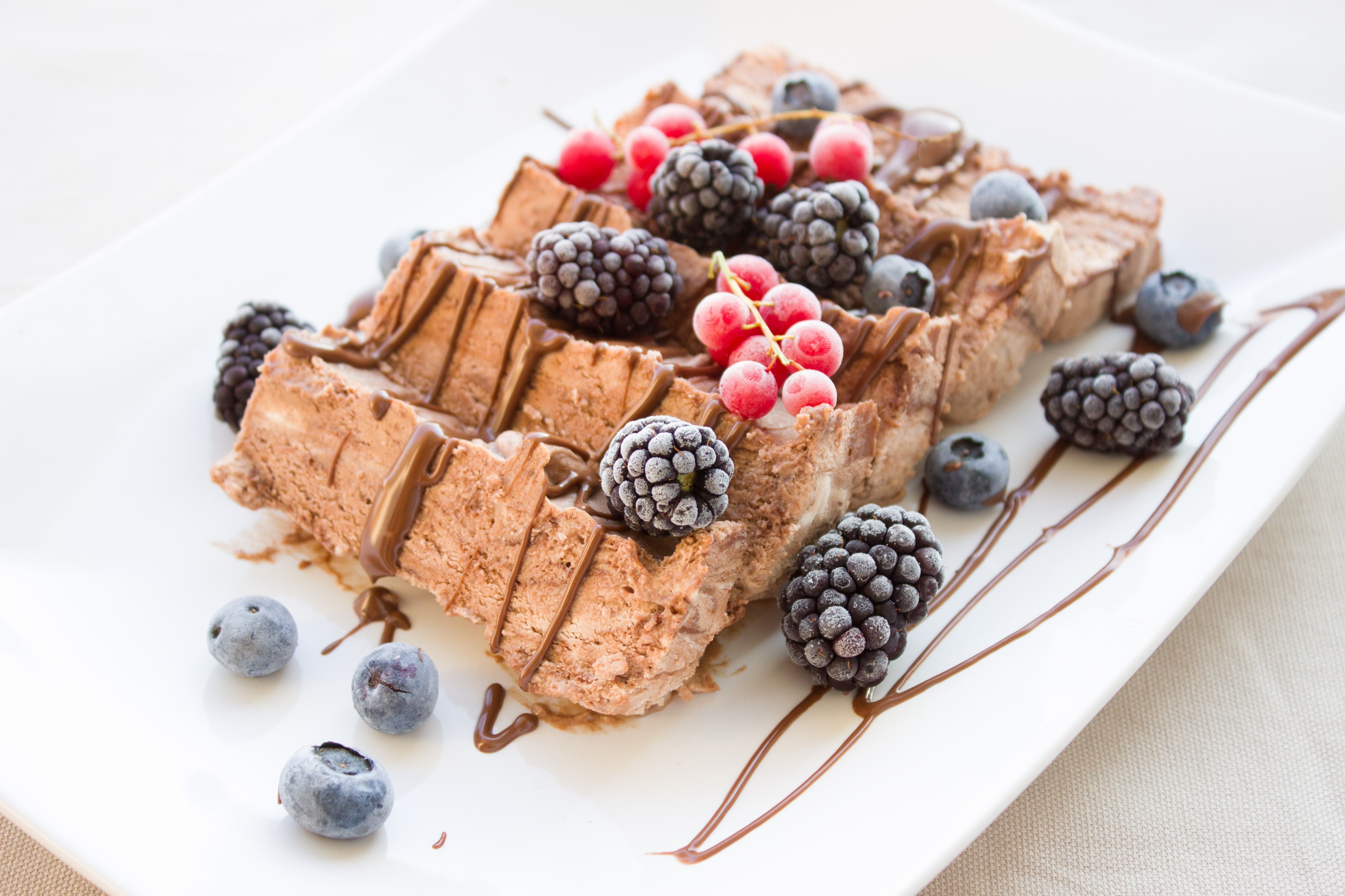 Chocolate ice cream loaf with berries and chocolate drizzle HD Wallpaper