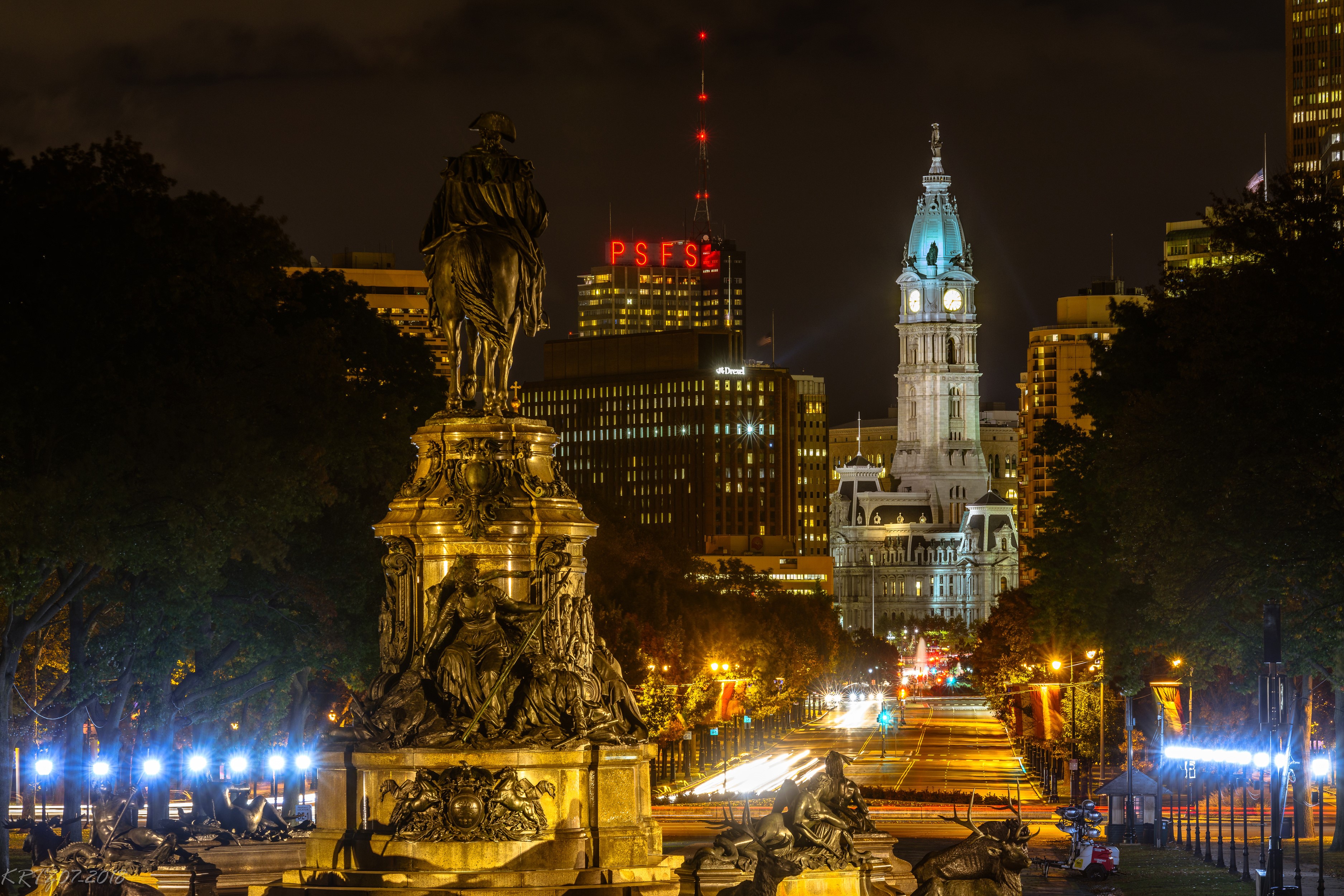 Equestrian statue on Benjamin Franklin Parkway at night, Philadelphia HD Wallpaper