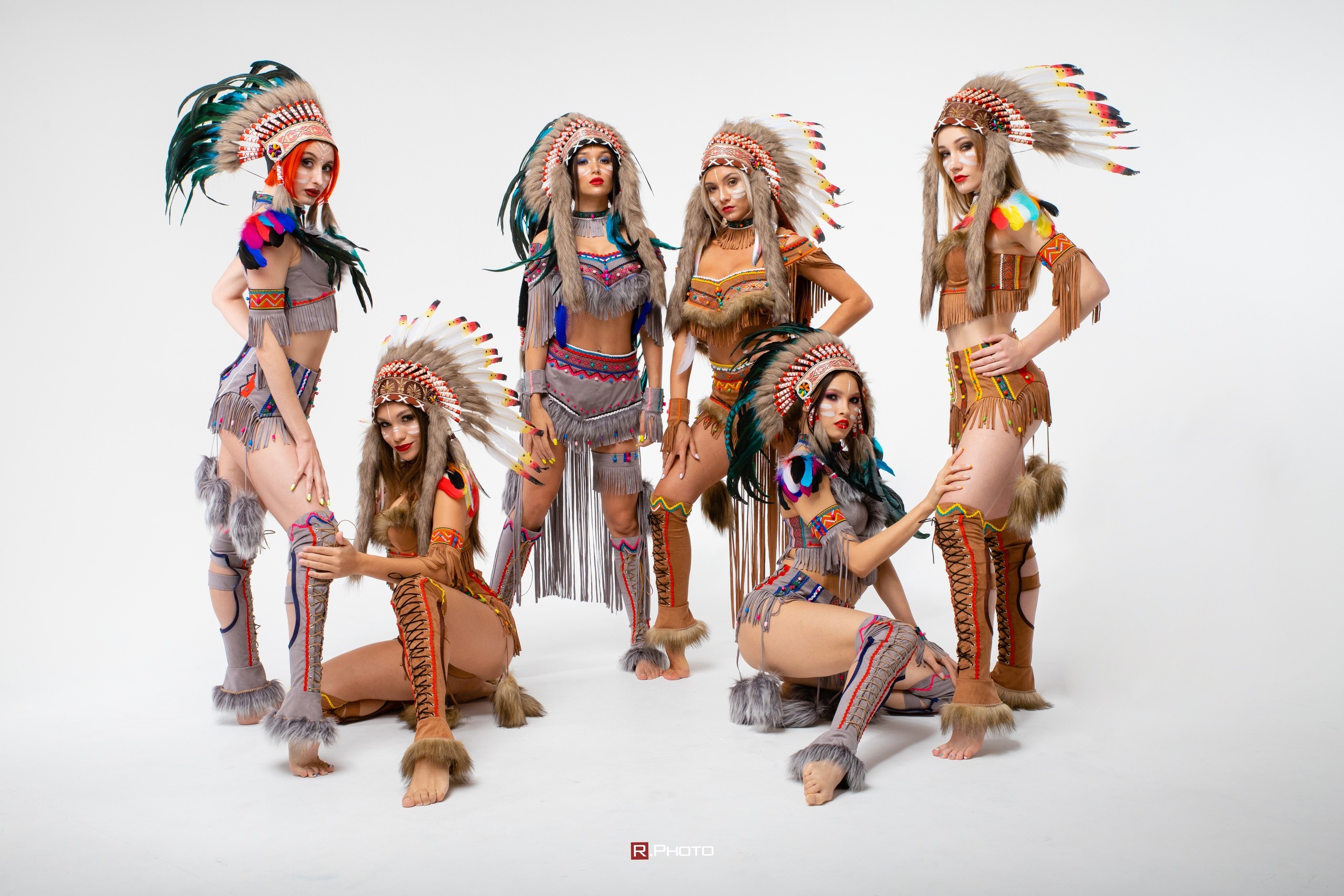 Six women in Native American costumes with headdresses HD Wallpaper