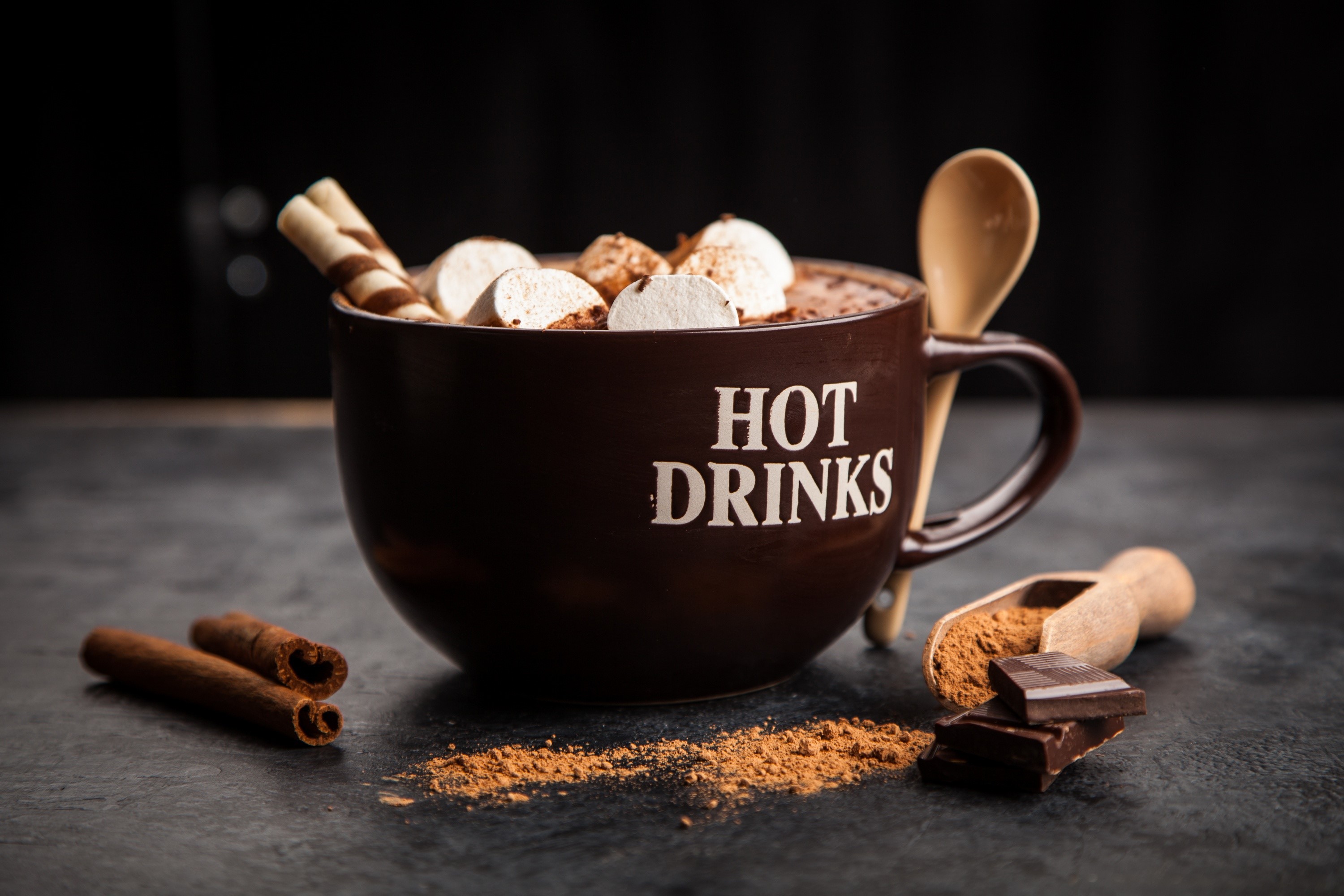 Hot chocolate drink with marshmallows and cinnamon HD Wallpaper