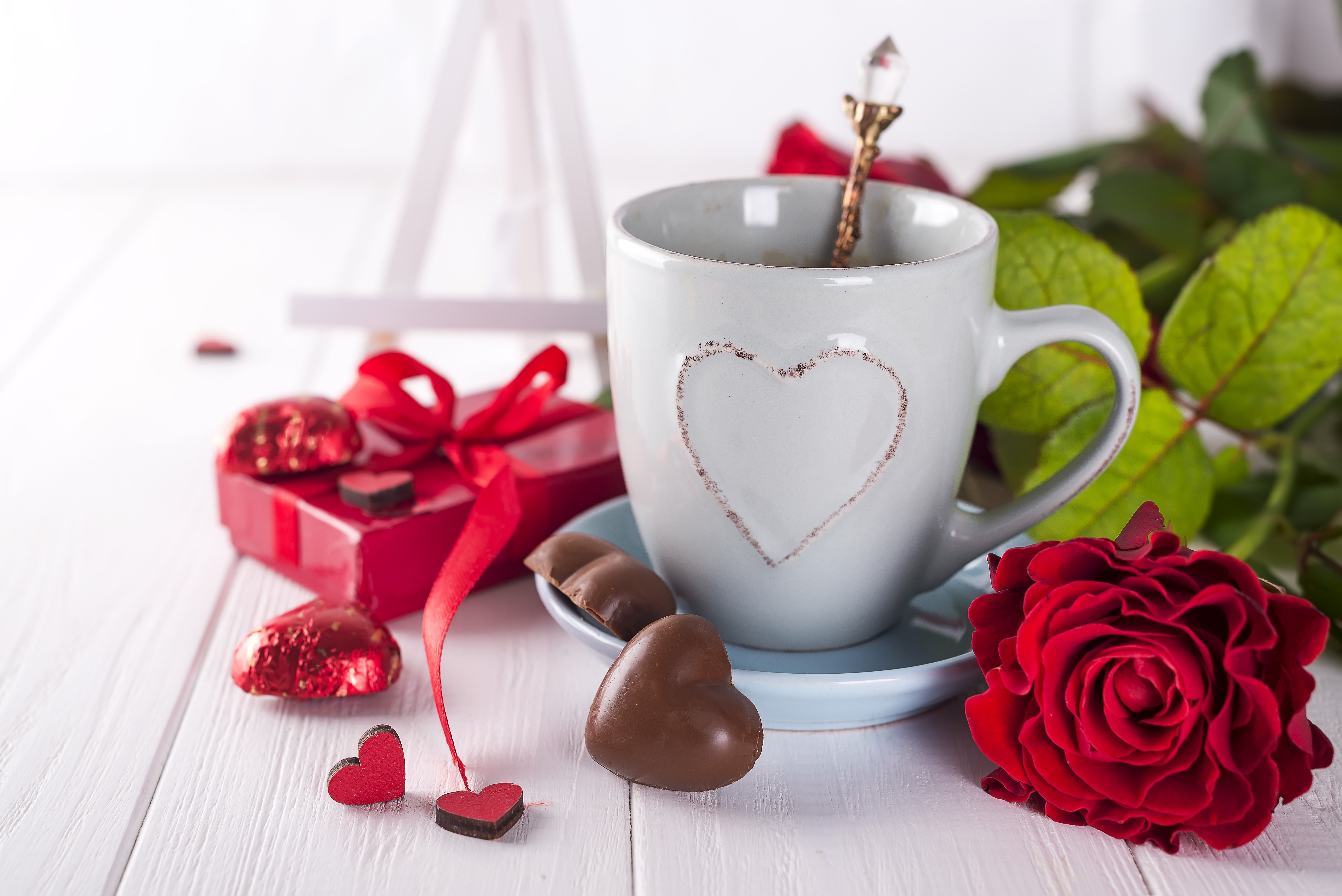 Valentine's Day coffee cup with roses and chocolates HD Wallpaper