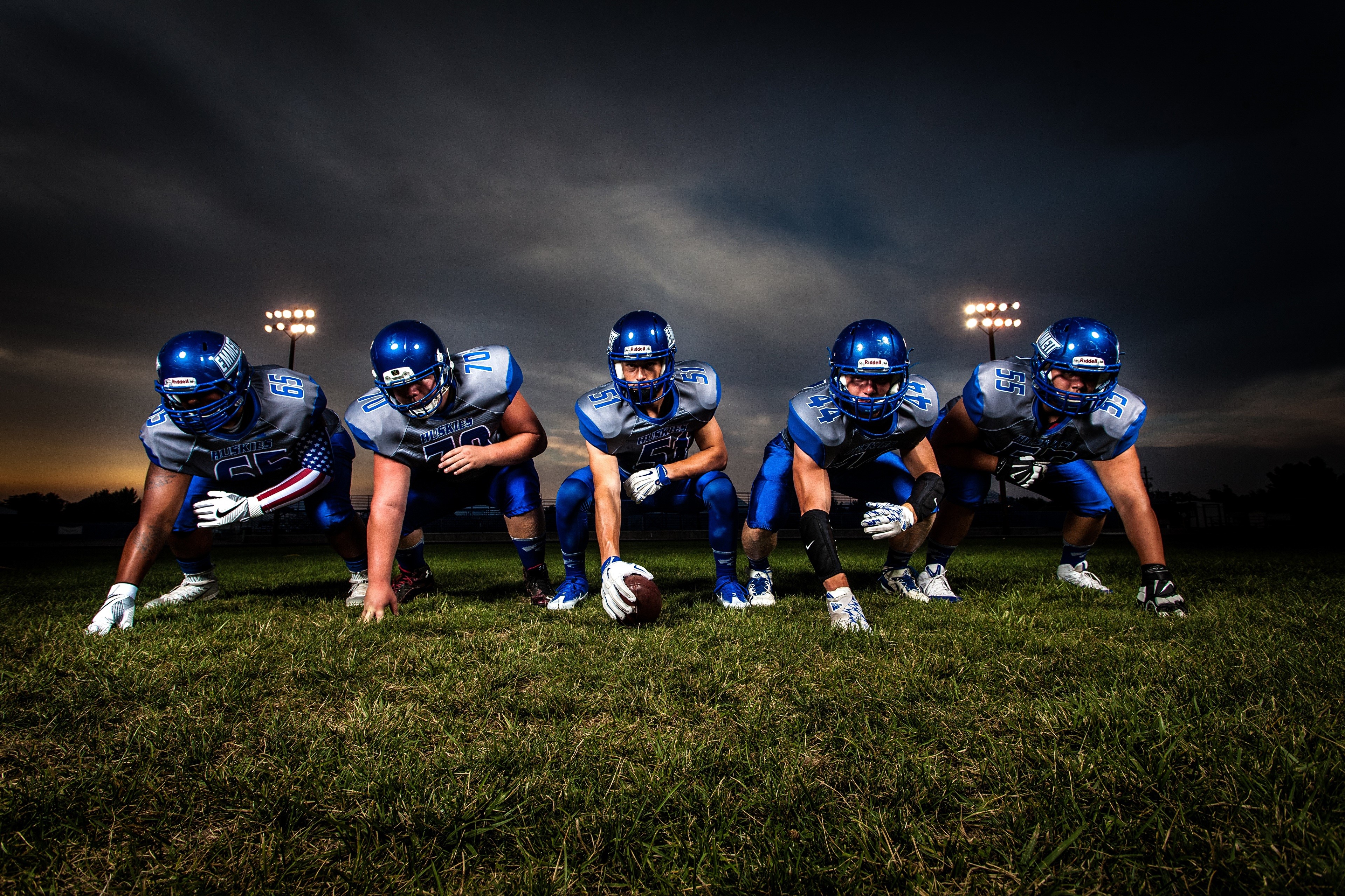 American football players in uniform on field HD Wallpaper