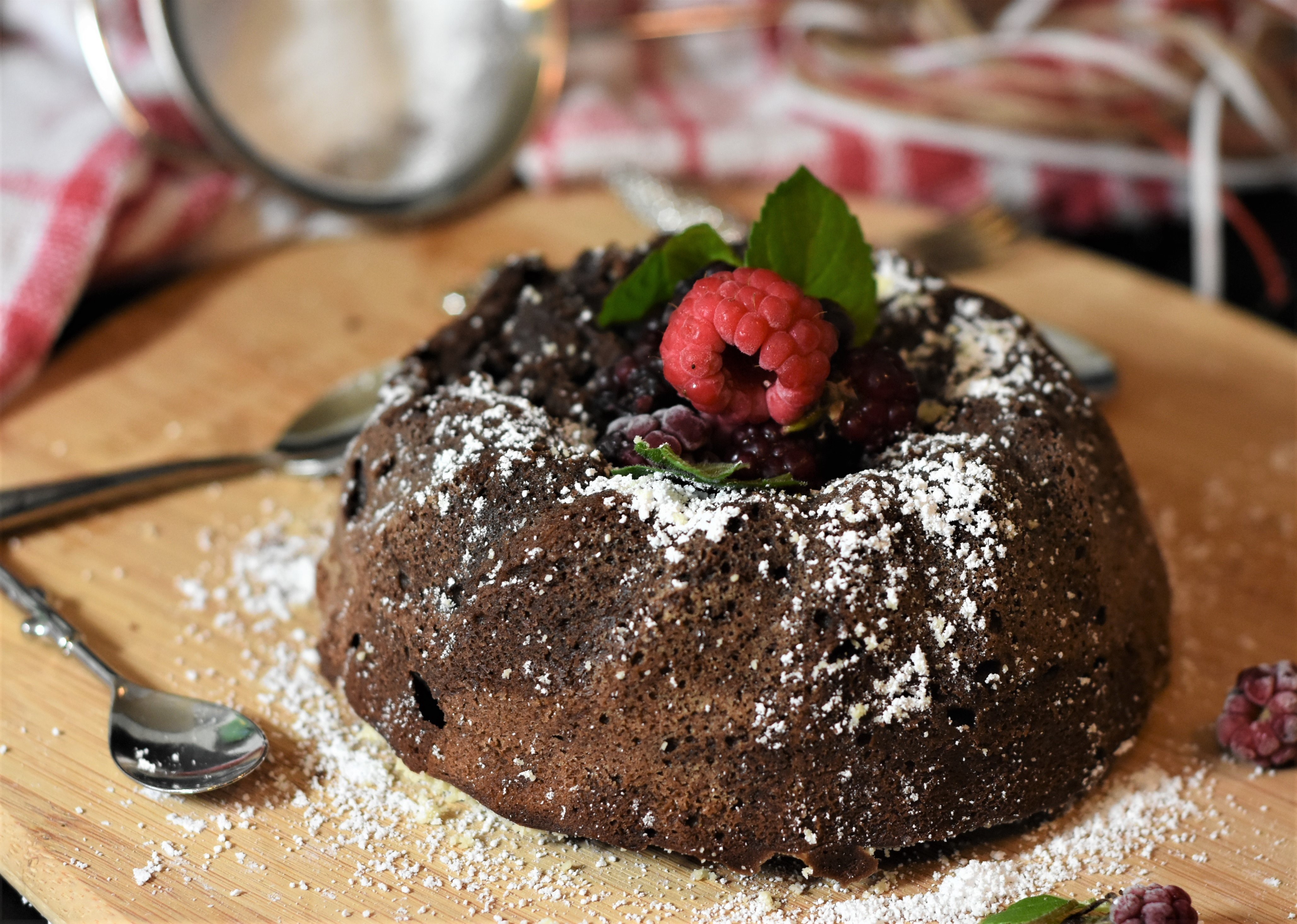 Chocolate cake with raspberries and powdered sugar HD Wallpaper