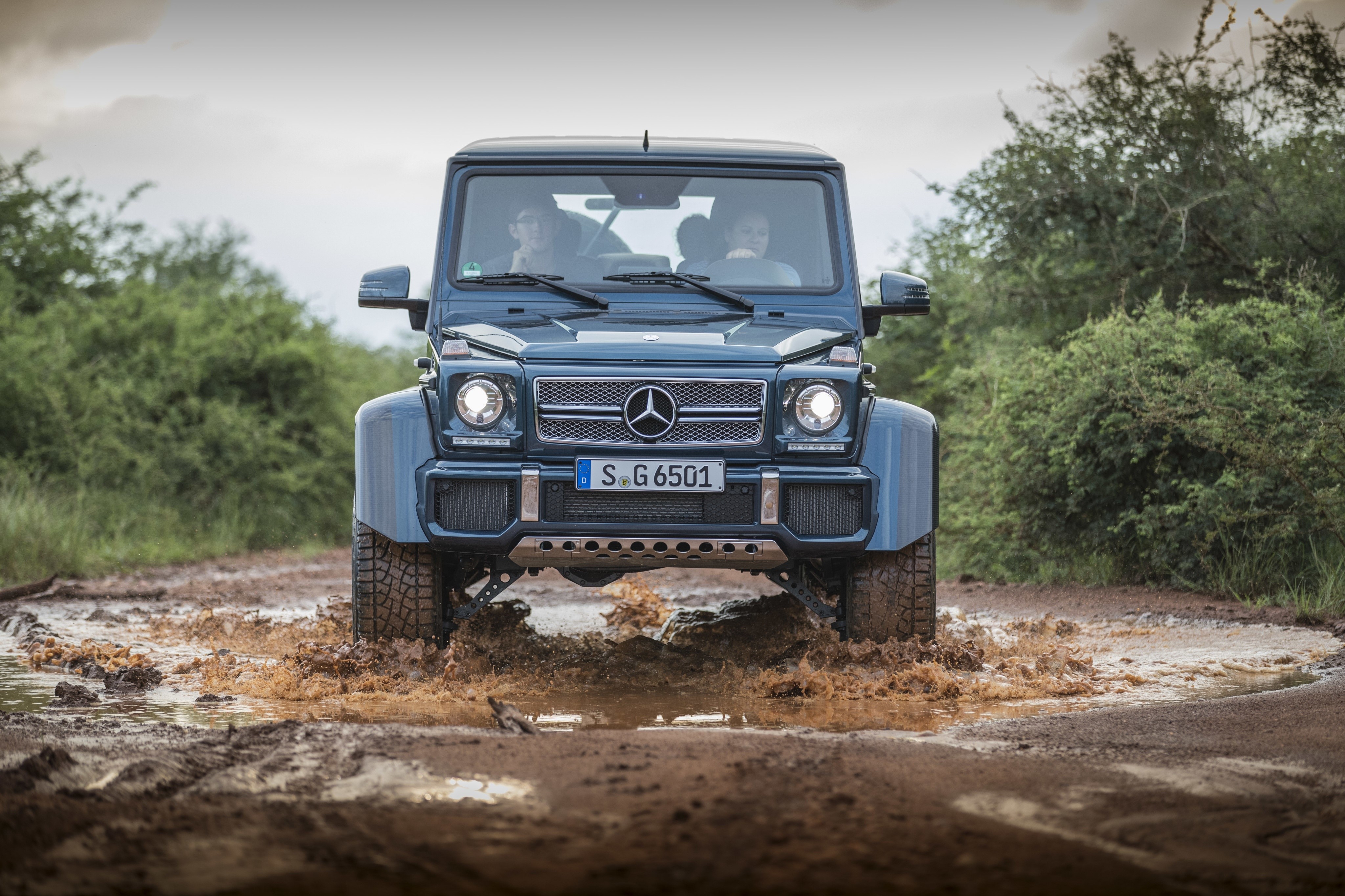 Mercedes-Benz G-Class driving through mud HD Wallpaper