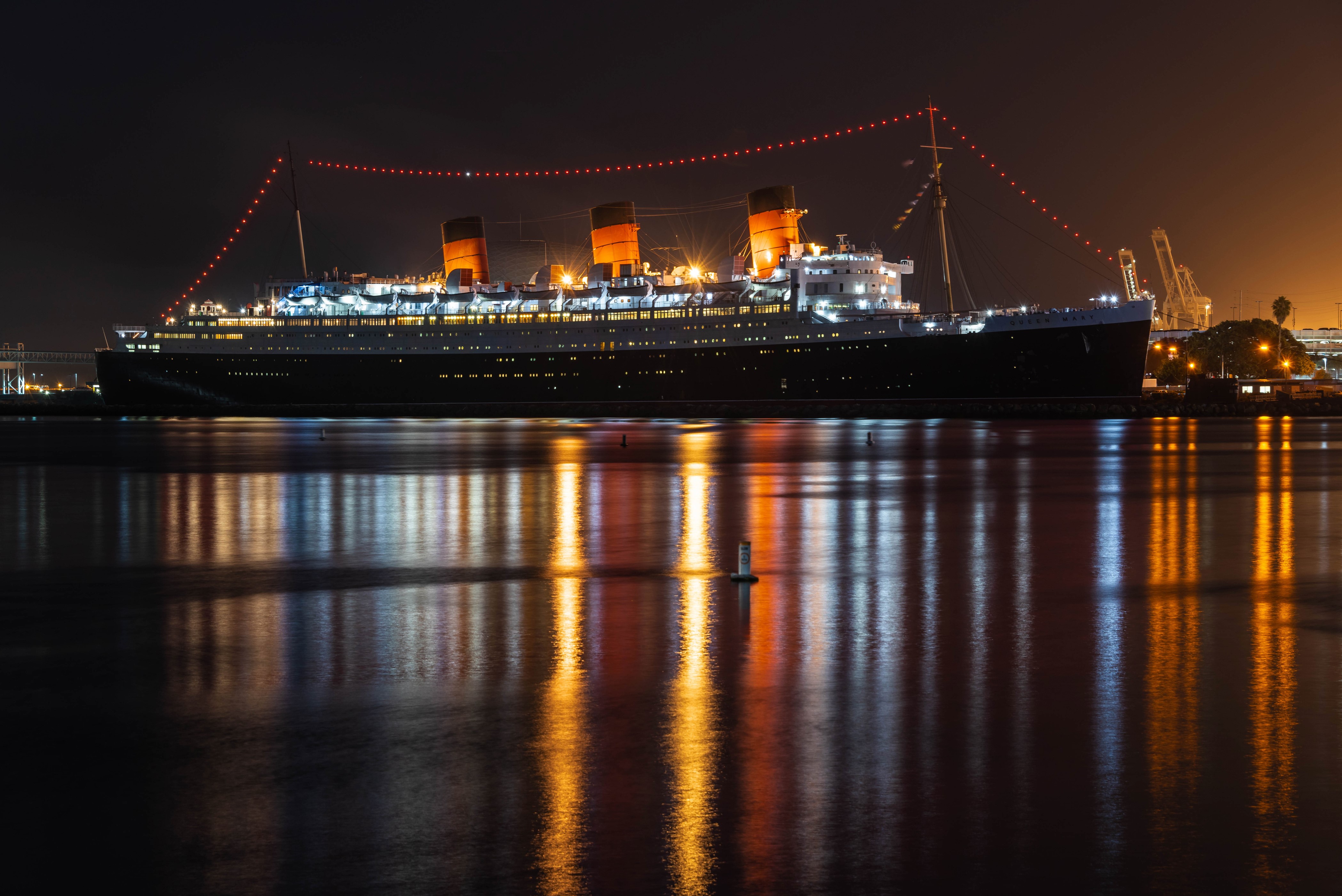 4K Queen Mary cruise liner in Long Beach at night HD Wallpaper