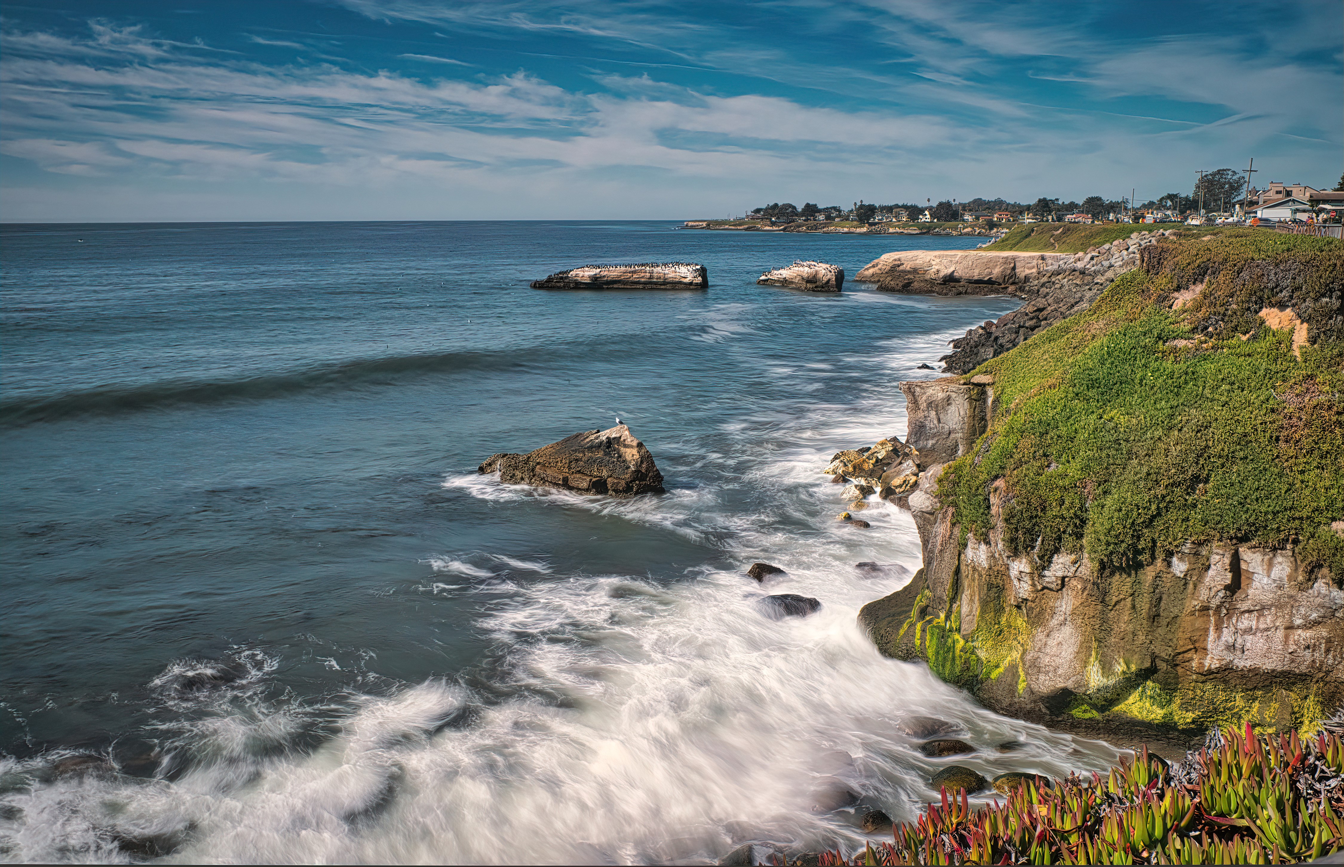 Waves crashing on the coast of Santa Cruz, California HD Wallpaper